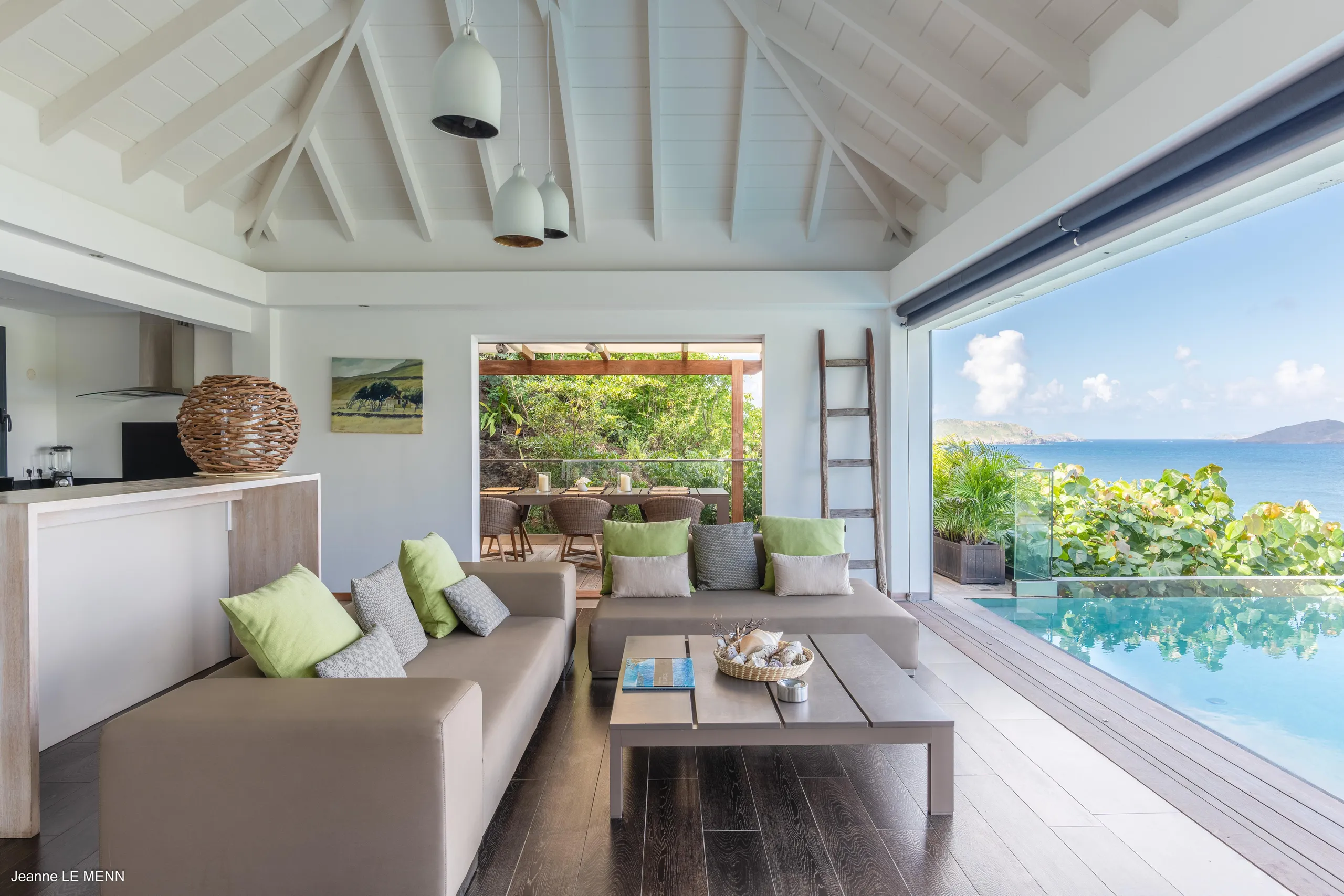 Breathtaking Beachfront Villa with Infinity Edge Pool and Patio Dining — photograph 5