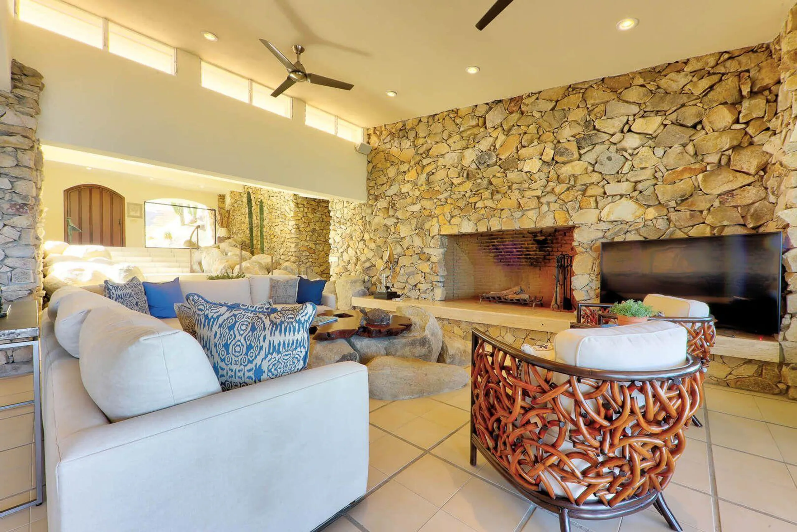 Magnificent Palmilla Luxury Beachfront Retreat with Pool and Ocean Views — photograph 5