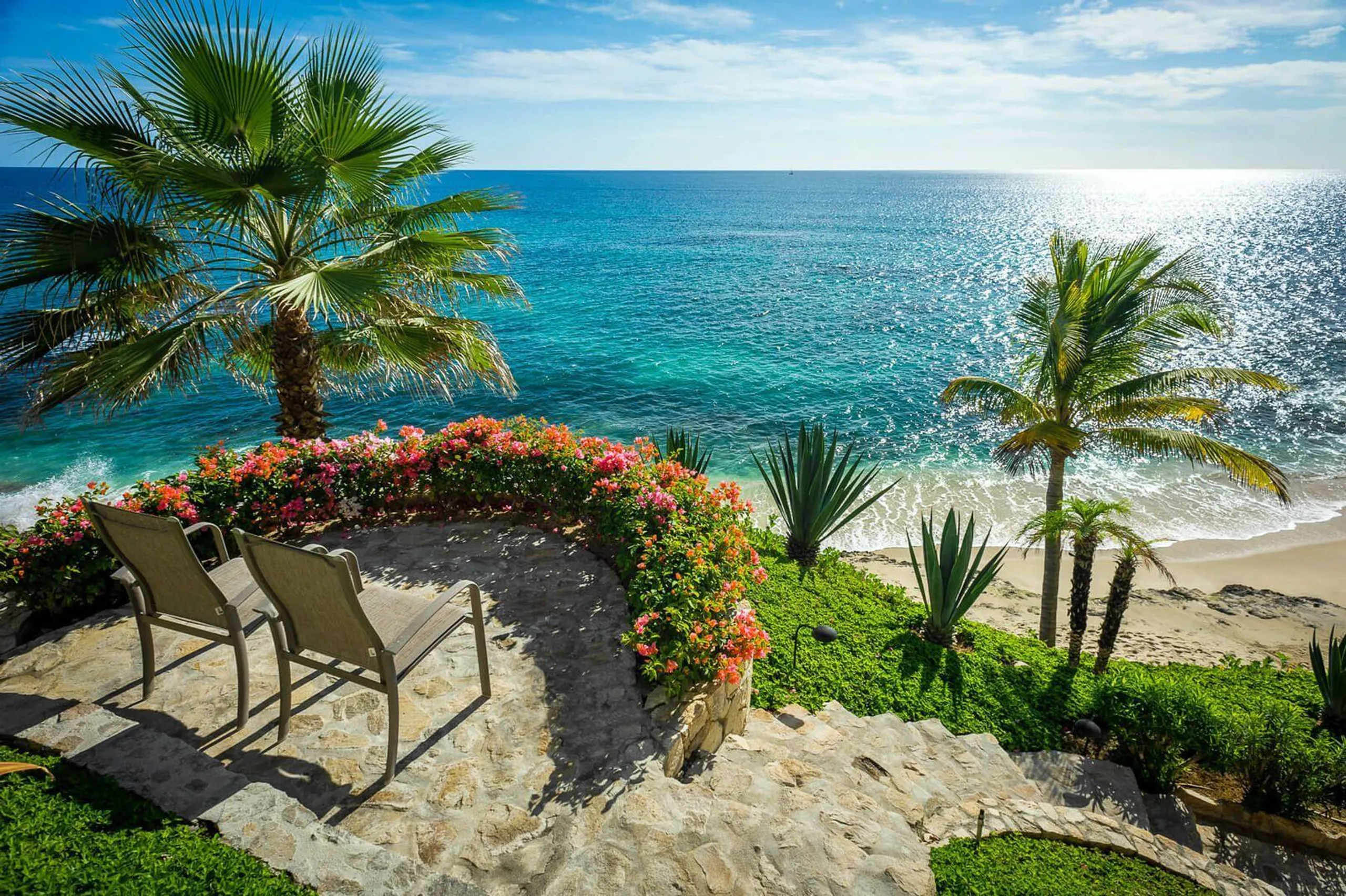 Spanish Colonial Architectural Palmilla Estate with Infinity Pool and Sweeping Ocean Views — photograph 11