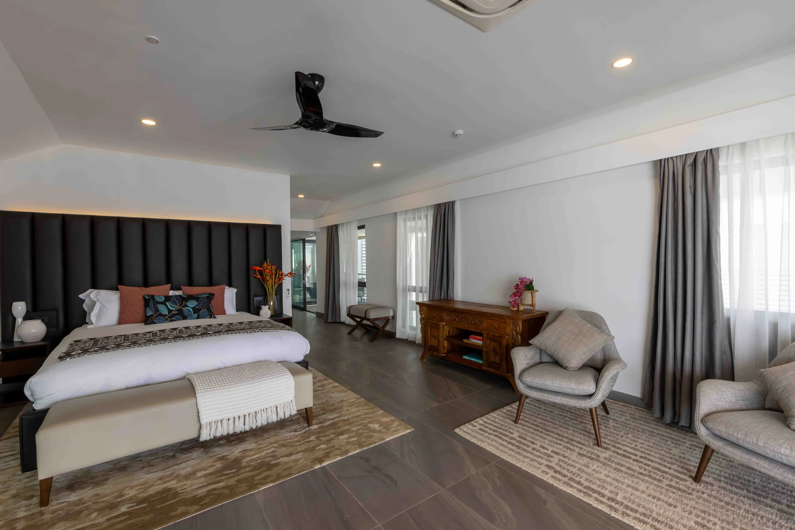 Captivating Beachfront Villa with Private Pool and Terrace — photograph 10