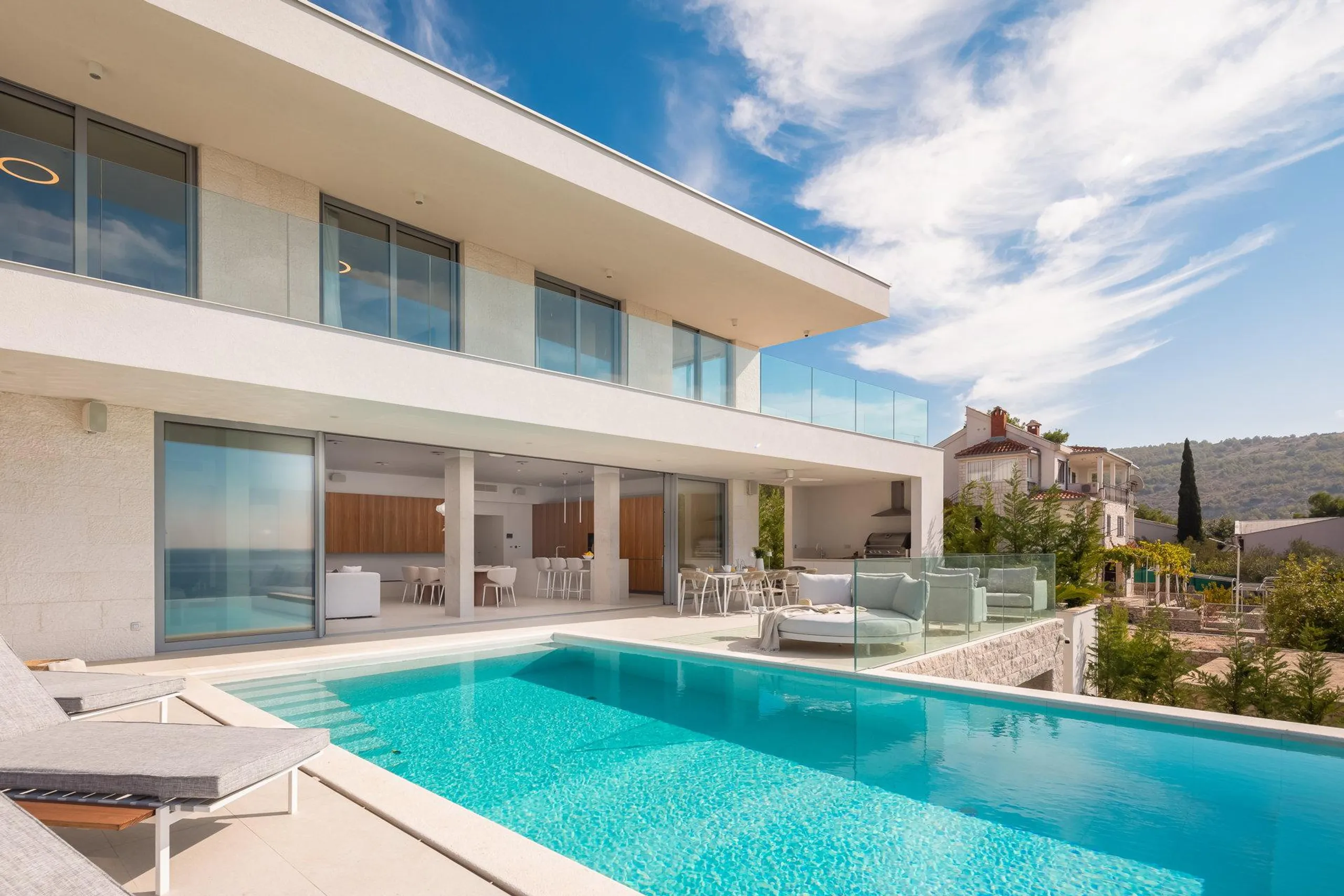Lavish 5BR Villa with Heated Pool and Captivating Sea Views, Primosten