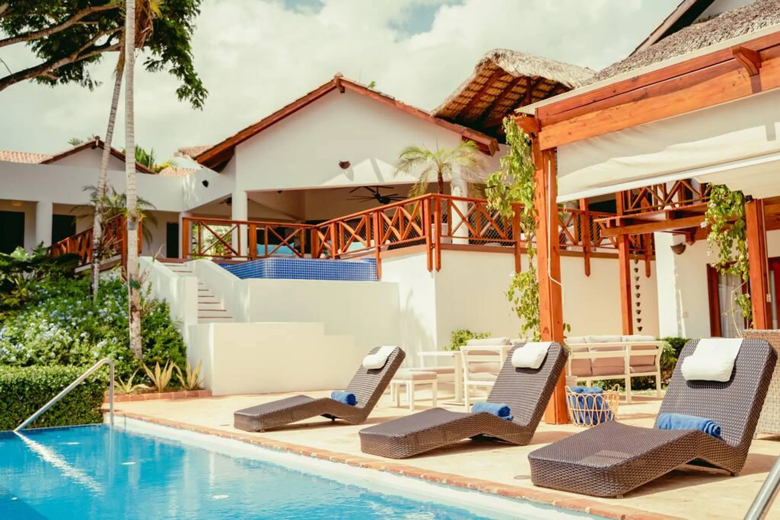 Stylish and Lush Classic Estate with Private Pool and Garden Grounds — photograph 8