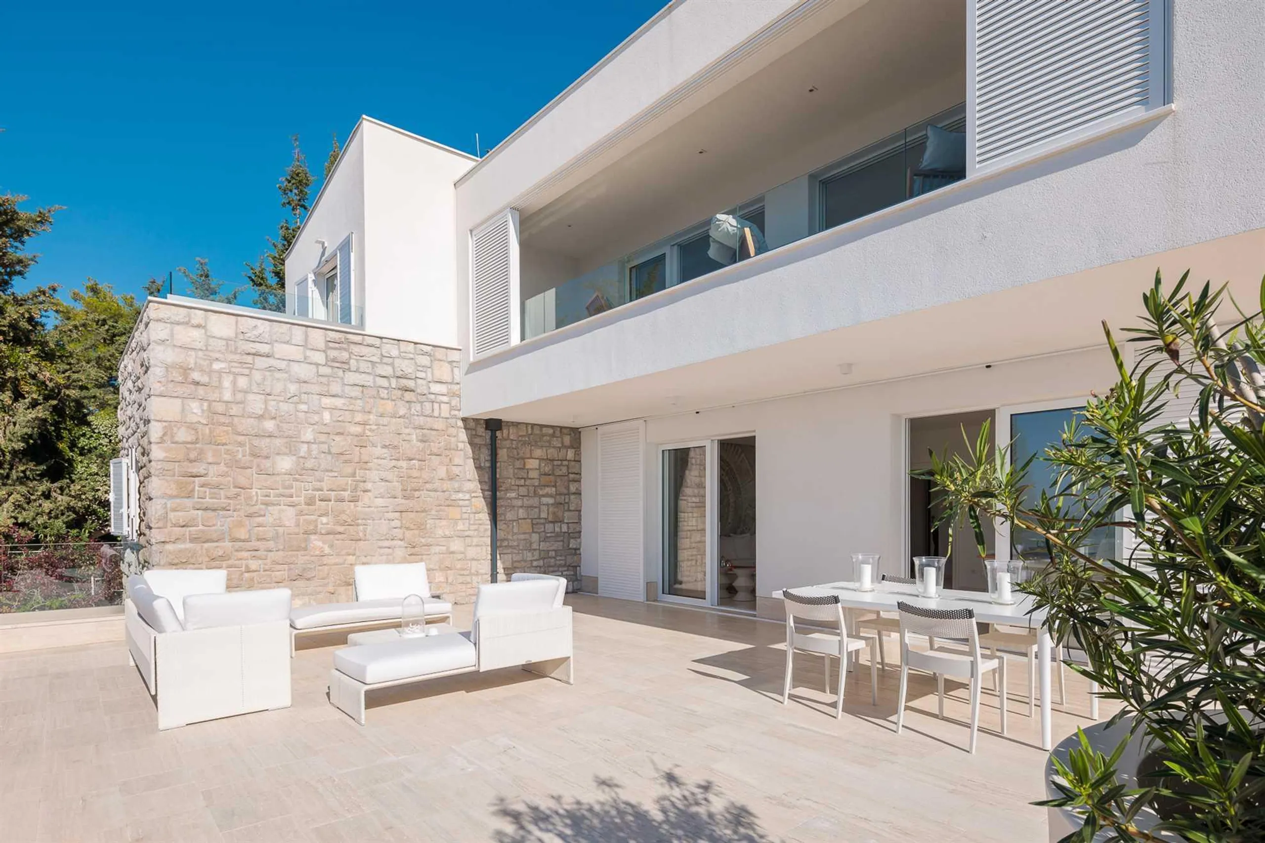 Elegantly Appointed Villa in the Center of Primošten with Large Private Swimming Pool, and Views of Mediterranean Greenery and Infinite Sea — photograph 7