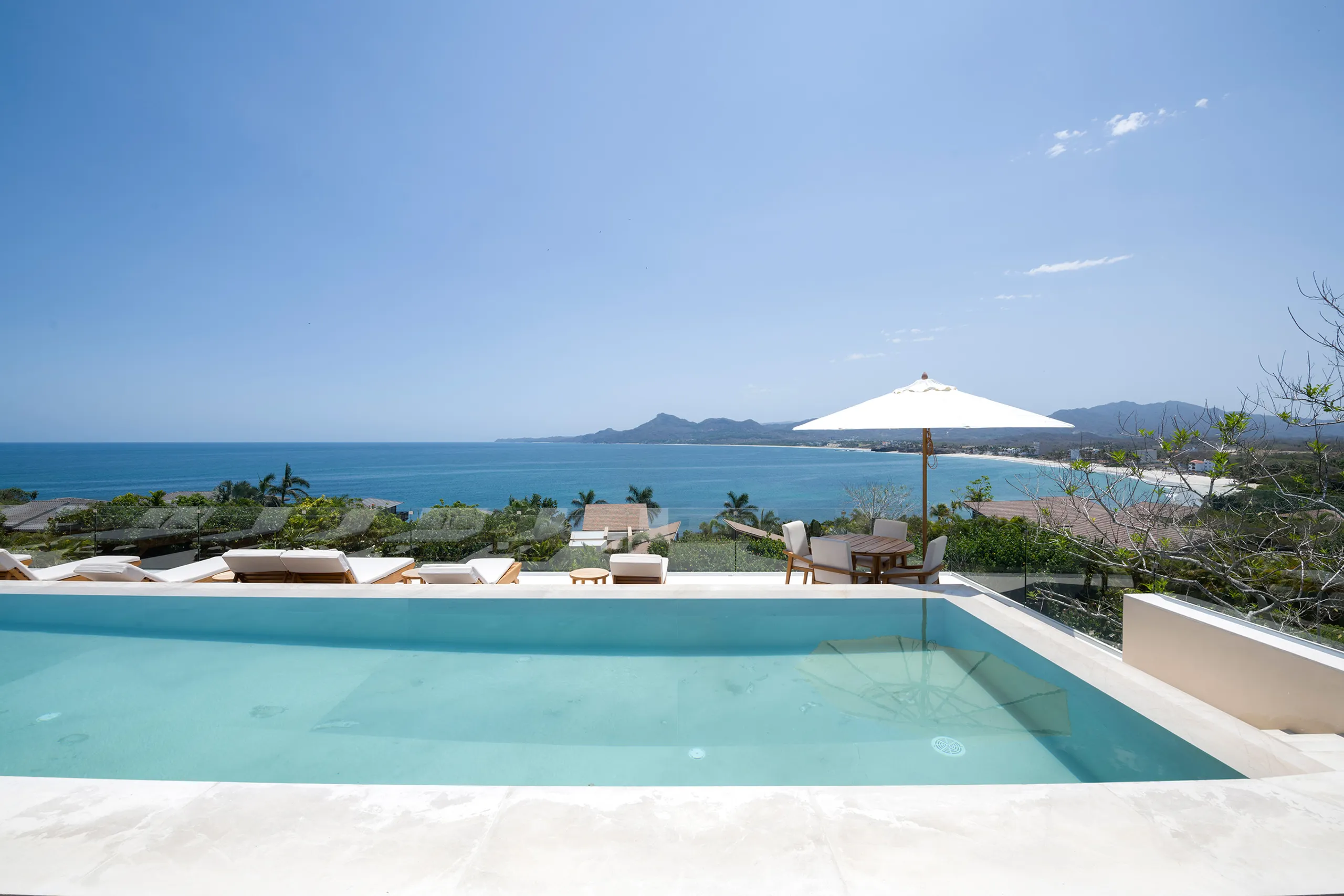 Prestigious Oceanfront Villa with Heated Pool and Jacuzzi — photograph 3