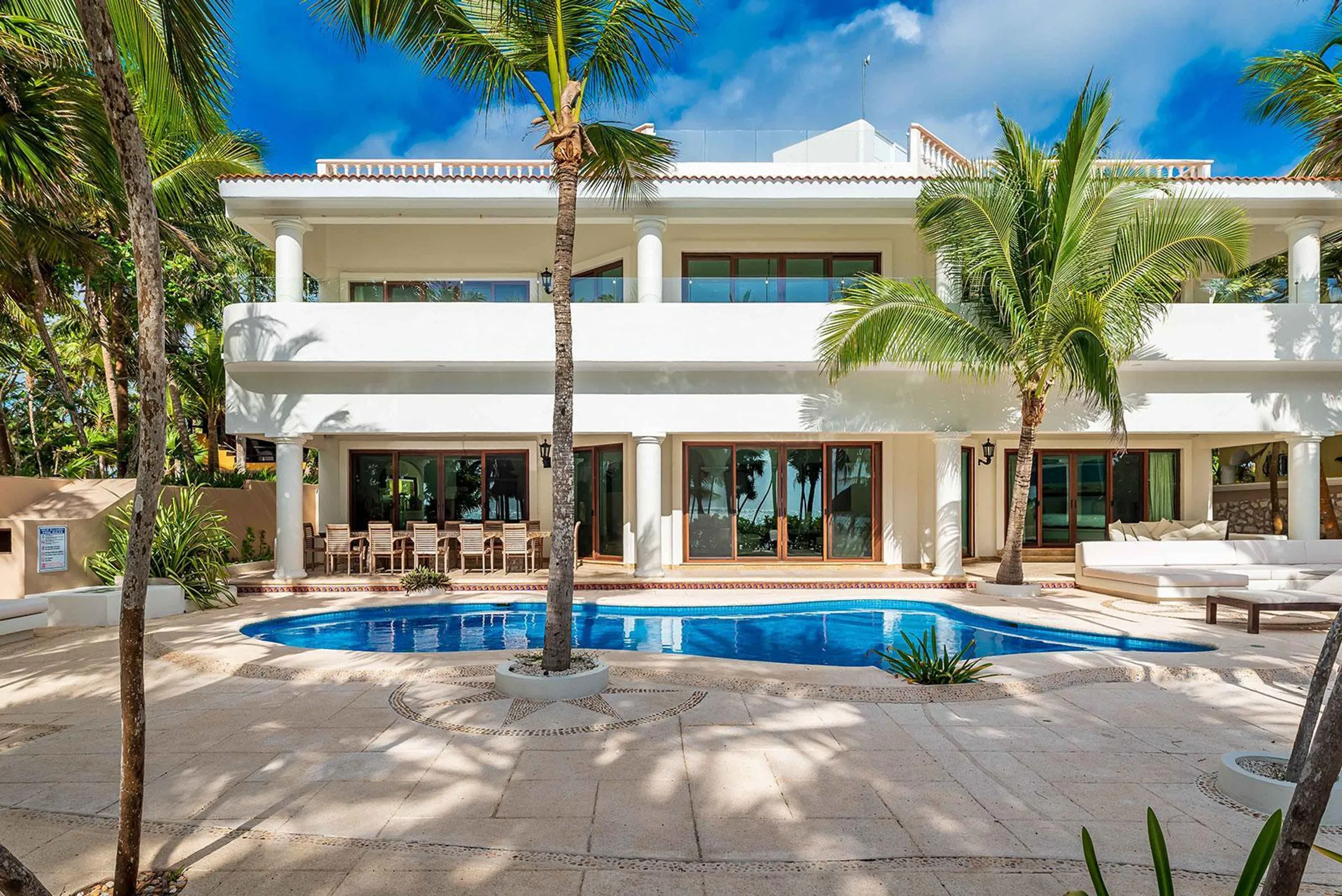 Luxurious Soliman Bay Ocean Front Estate with Private Pool and Stunning Ocean Views — photograph 3