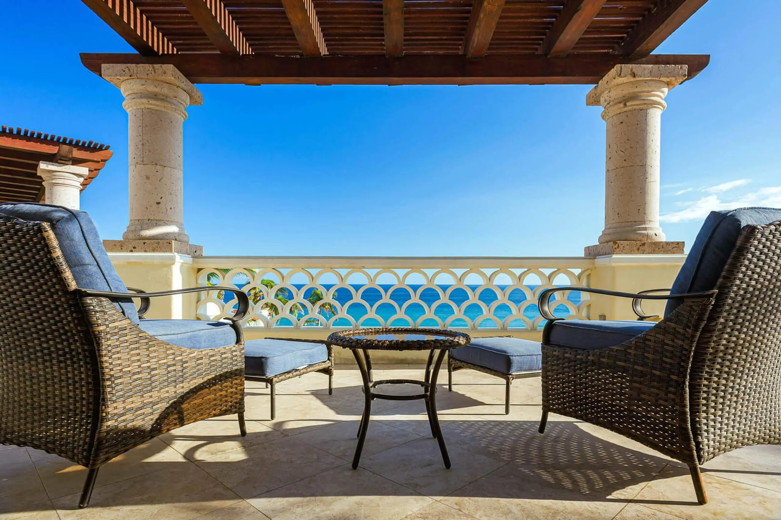 Upscale Family-Friendly Villa with Private Swimming Pool, Theater and Suana — photograph 9