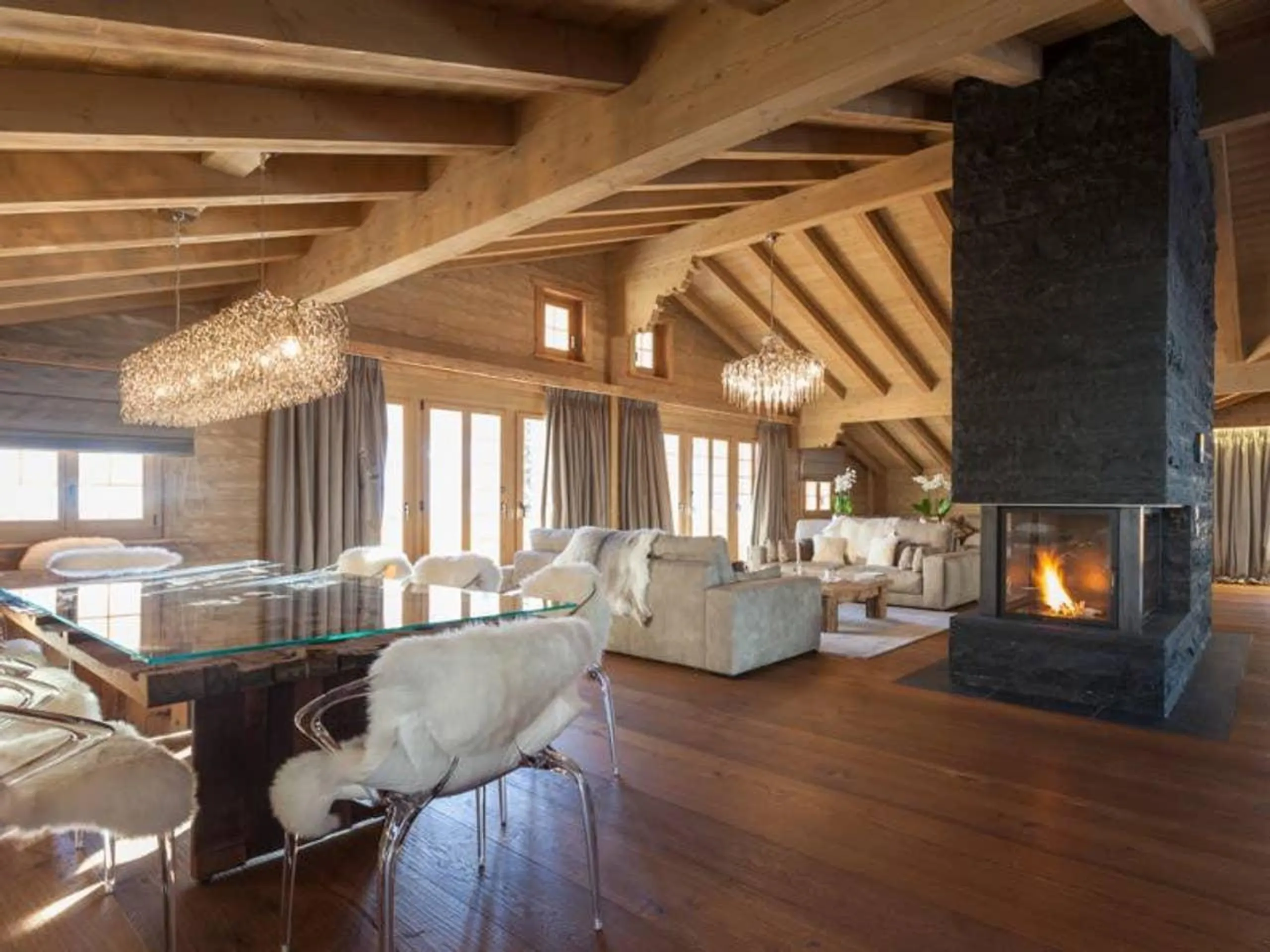 Stunning Modern Chalet with Indoor Pool and Spa, Lauenen
