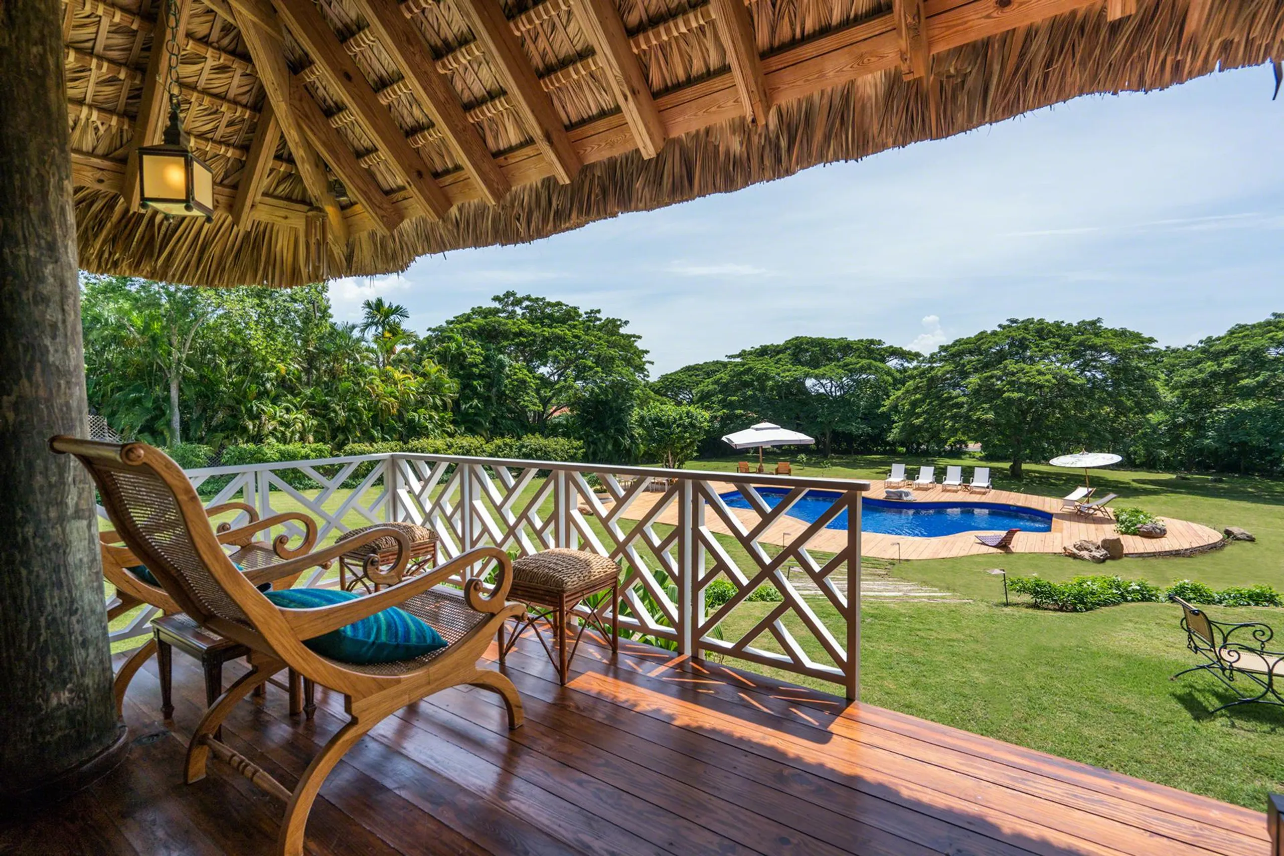 Serene Caribbean Retreat with Private Pool and Landscaped Garden — photograph 2
