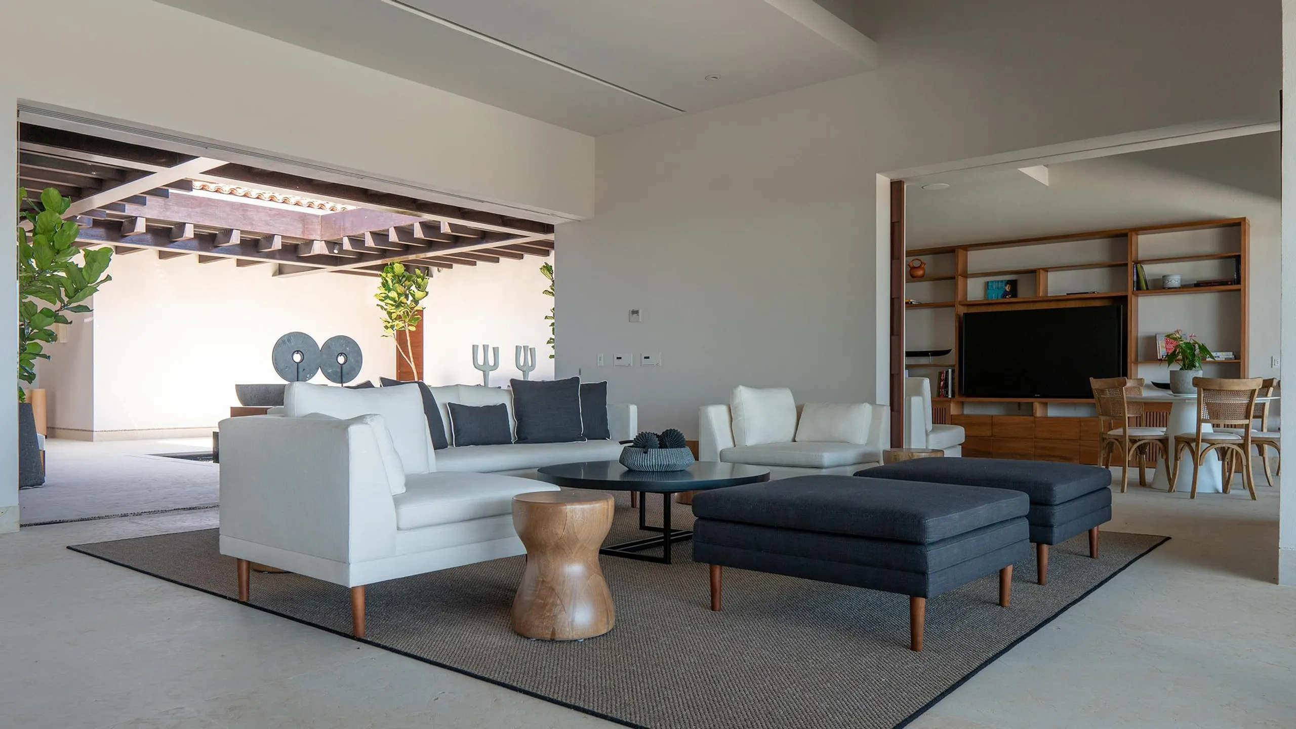 Refined Luxury View Villa with Infinity Pool and Ocean Views — photograph 7