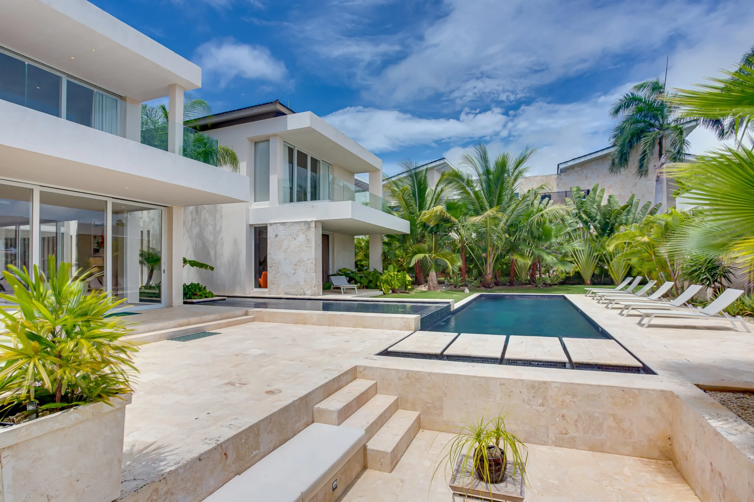 Sophisticated Punta Cana Villa with Private Pool, Modern Designs and Lake Views — photograph 3