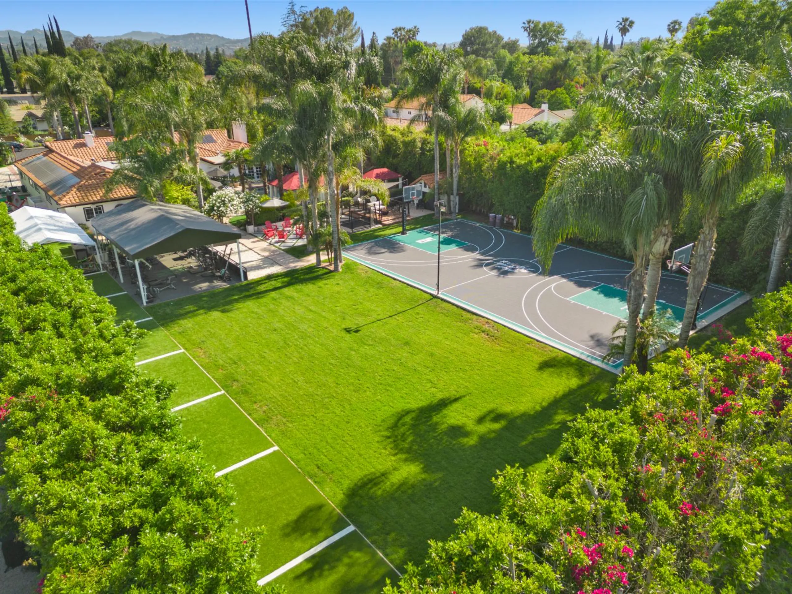 Regal Resort-Style Estate with Tennis Court and Pool — photograph 3