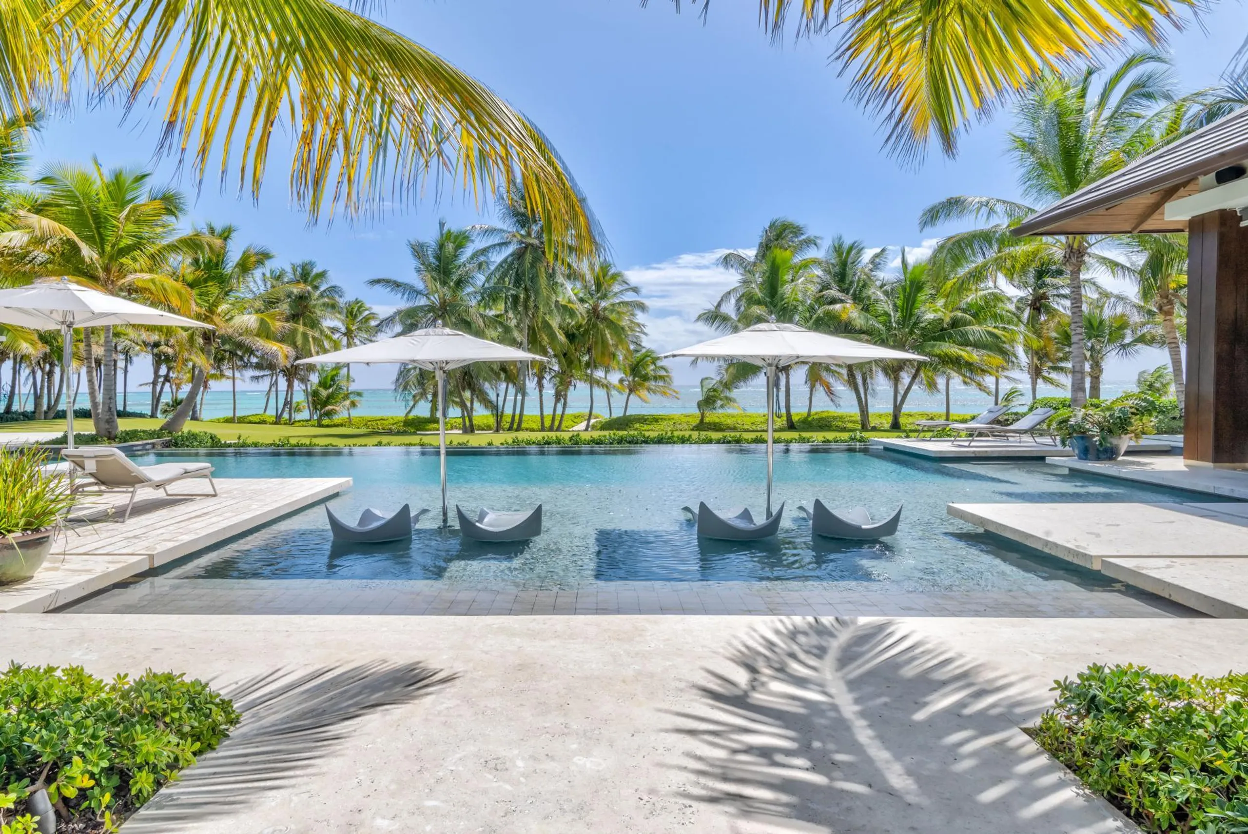 Superb beachfront Villa with Private Pool and Pristine Waters of the Dominican — photograph 3