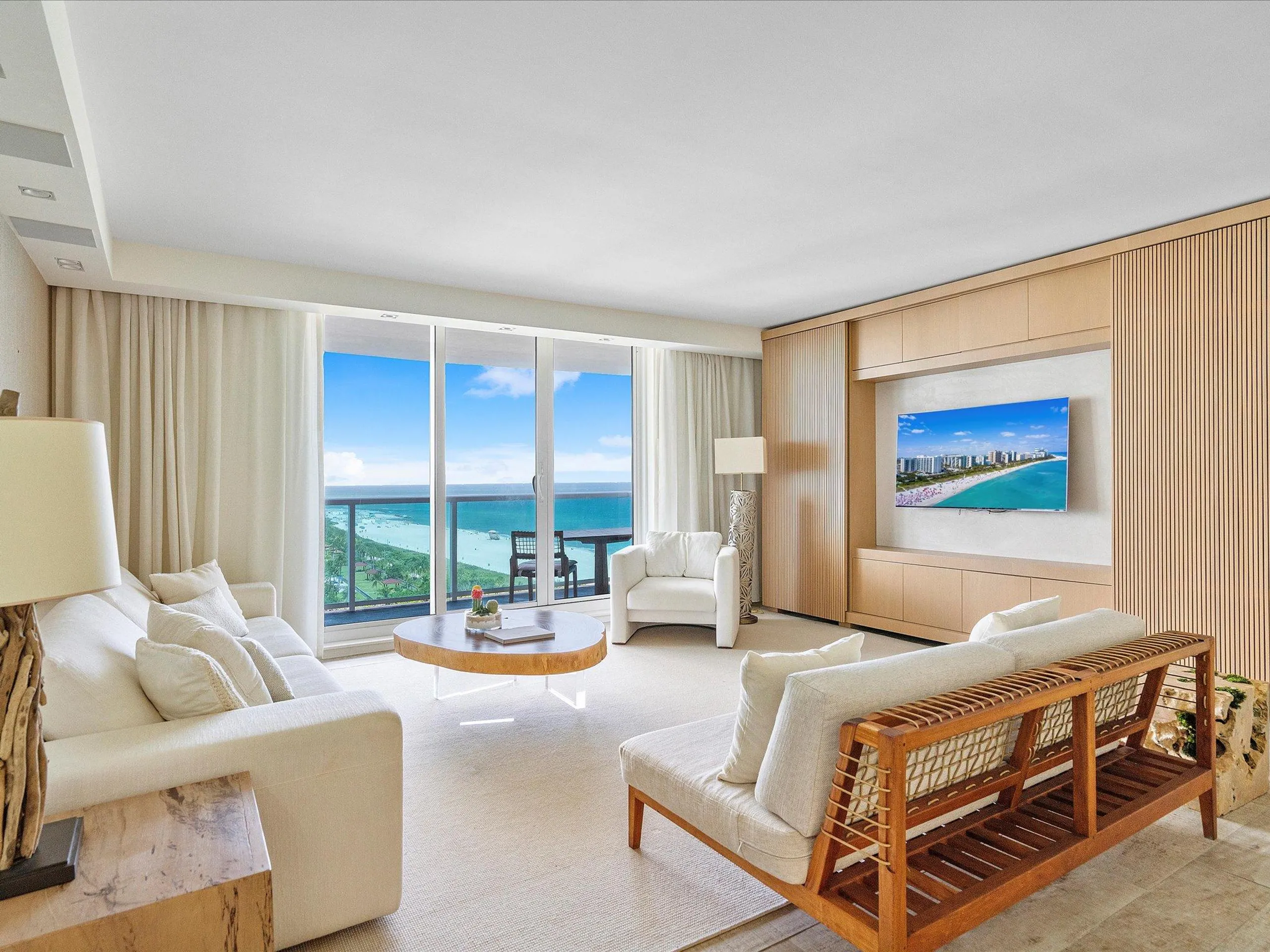 Deluxe Beachfront Retreat with Sun Deck — photograph 8