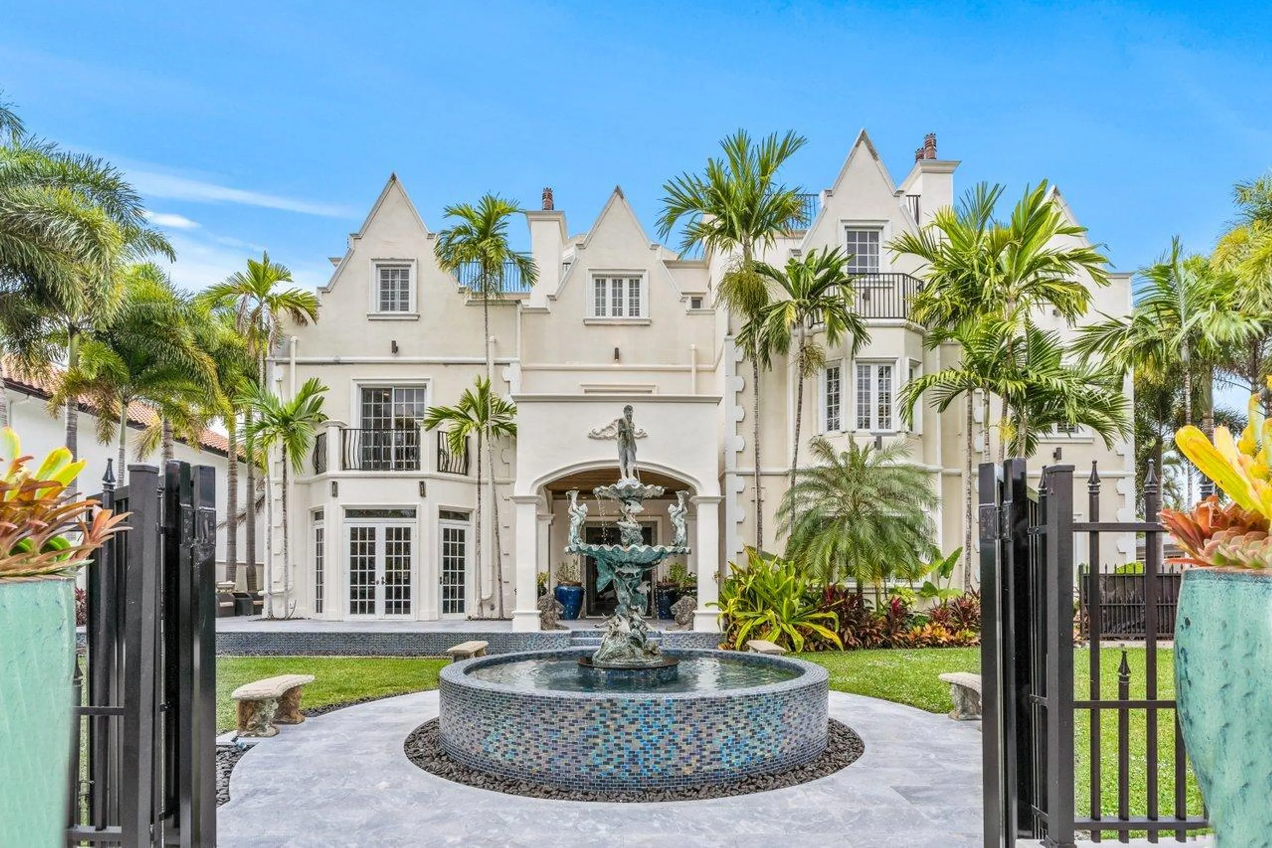 Majestic Contemporary Castle with Canal View & Access and Living Greenhouse — photograph 6