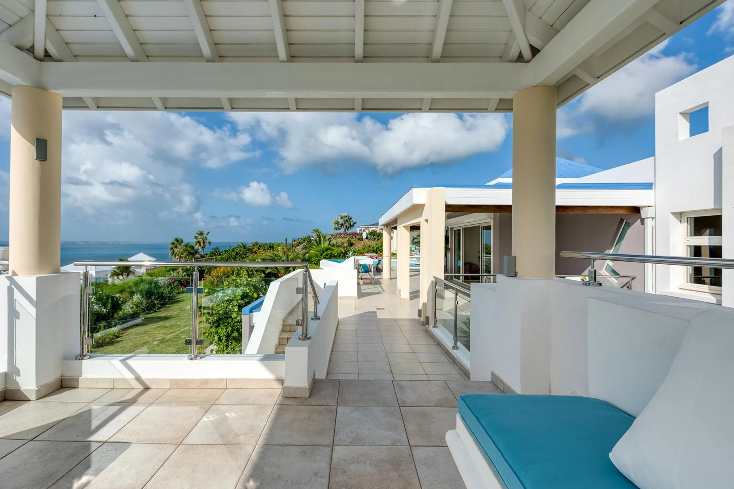 Modern Contemporary Villa with Infinity Pool and Panoramic Ocean Views — photograph 10