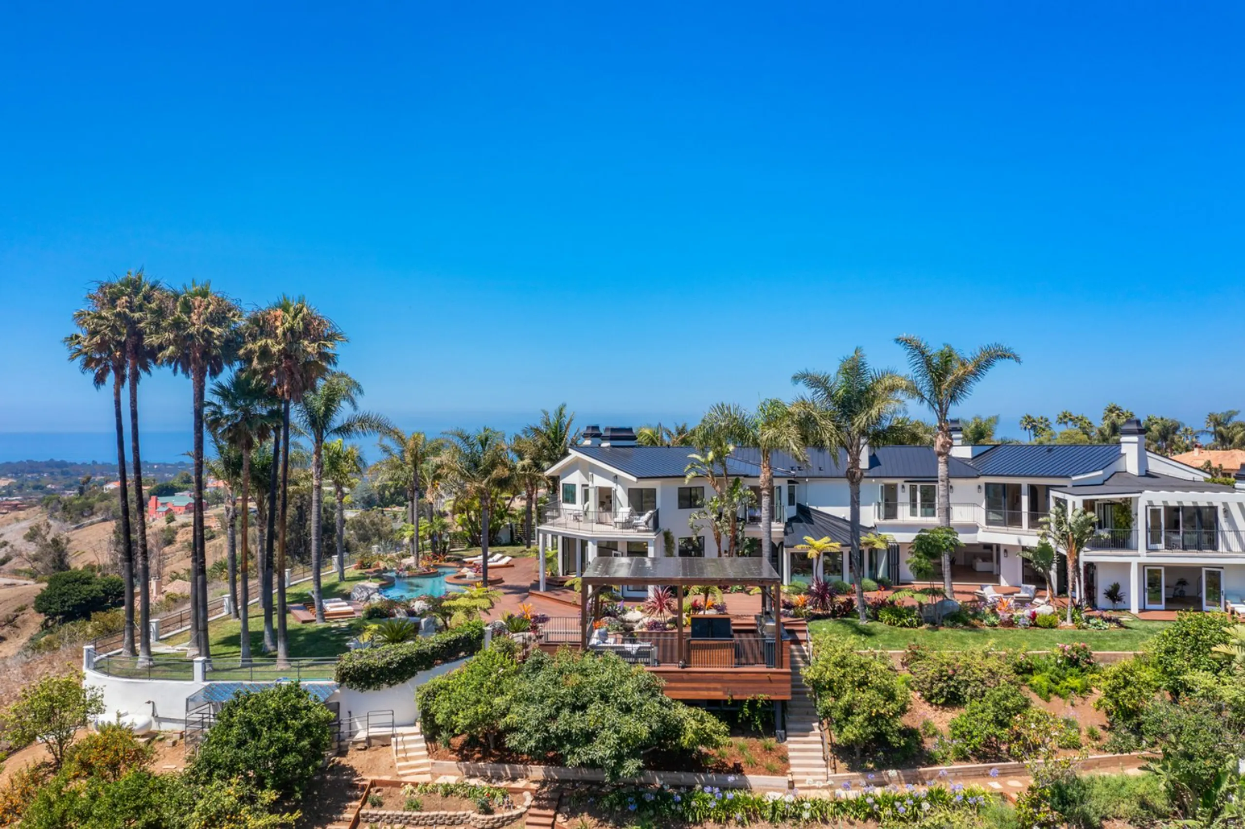 Regal Resort-Style Estate with Outstanding Amenities — photograph 6