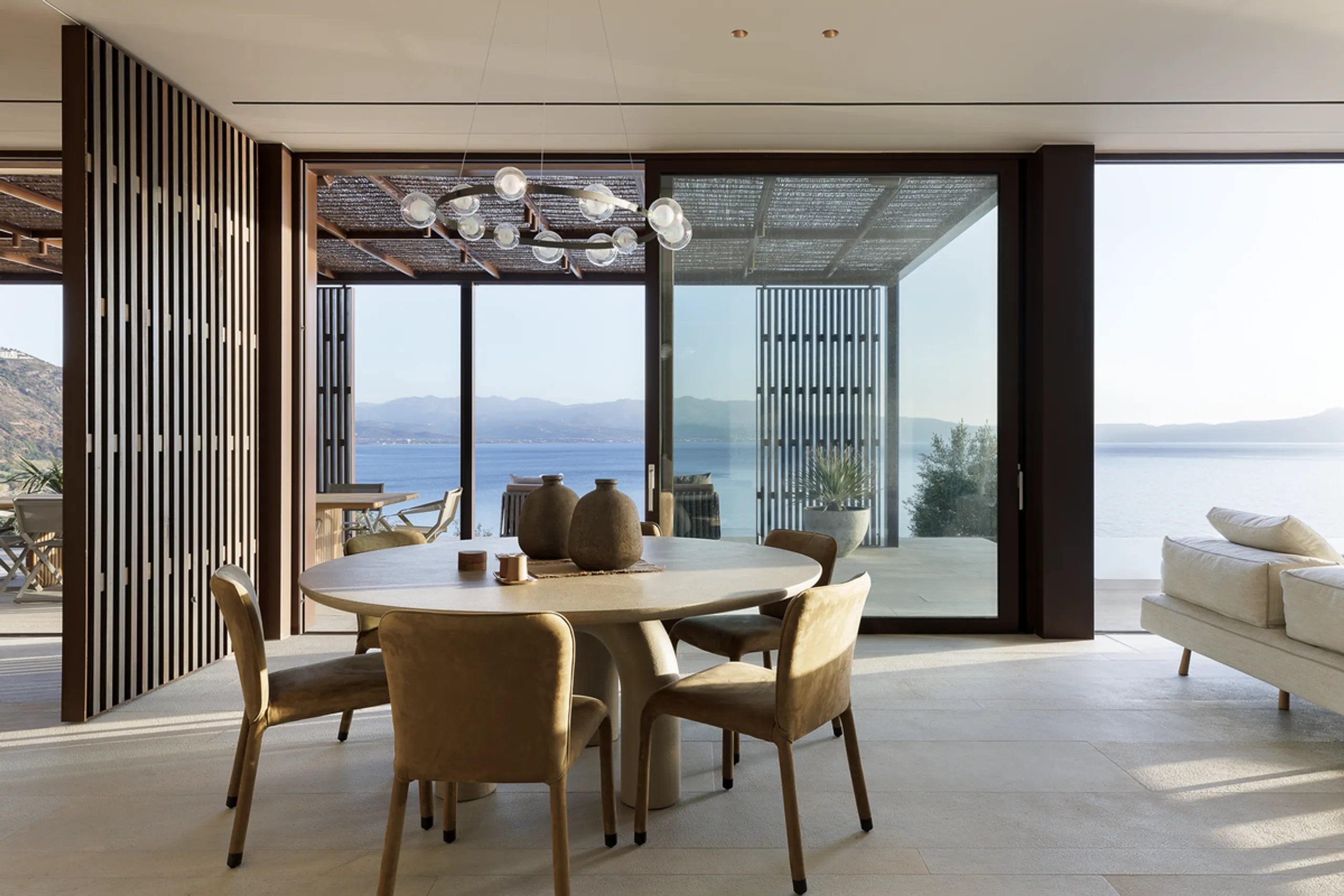 Captivating Waterfront Villa with Infinity Pool, Native Garden and Private Beach Access — photograph 8