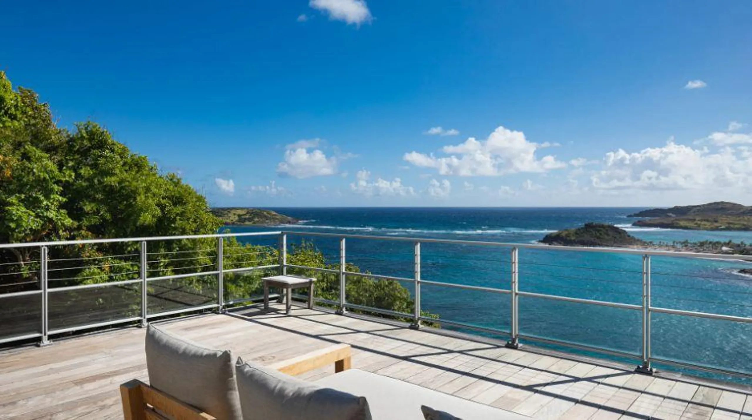 Calming Contemporary Styled Beachfront Villa with Heated Infinity Pool — photograph 7