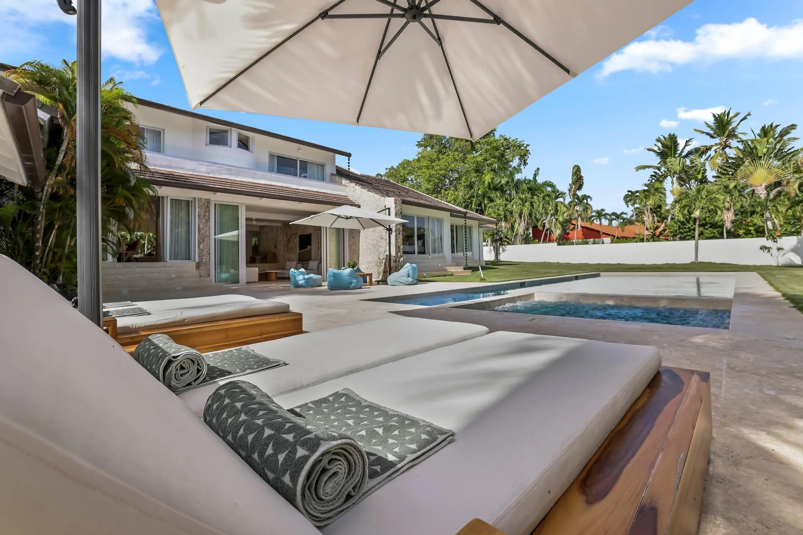 Stylish Poolside Villa with Infinity Pool, Hot Tub & Chic Interiors — photograph 4