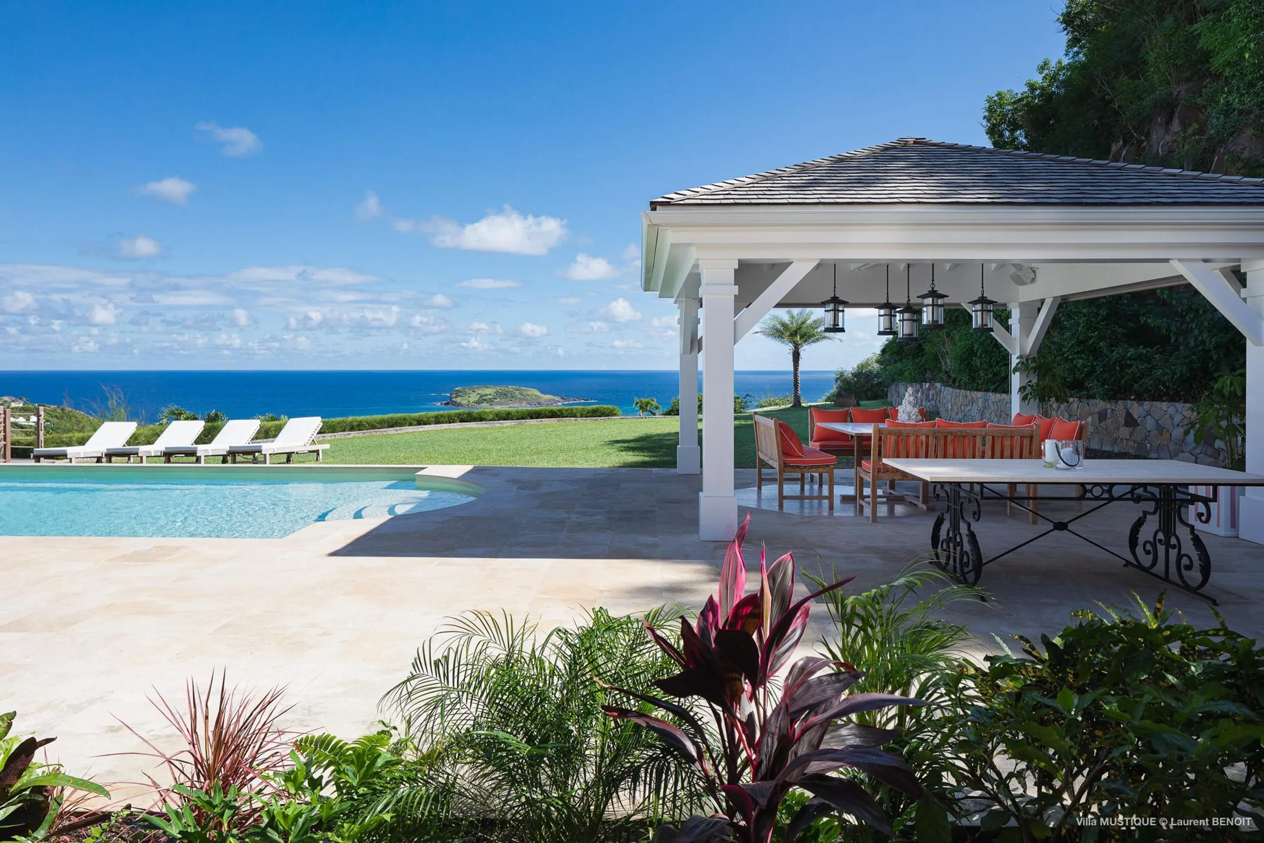Glamorous Seaside Estate with Private Pool and Large Backyard — photograph 2