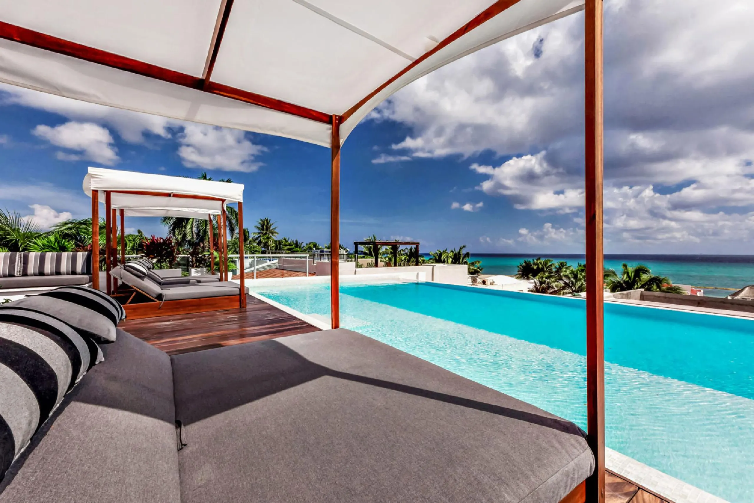 Beautiful Playa del Carmen Luxury Villa with Dual Pools and Ocean Views — photograph 2