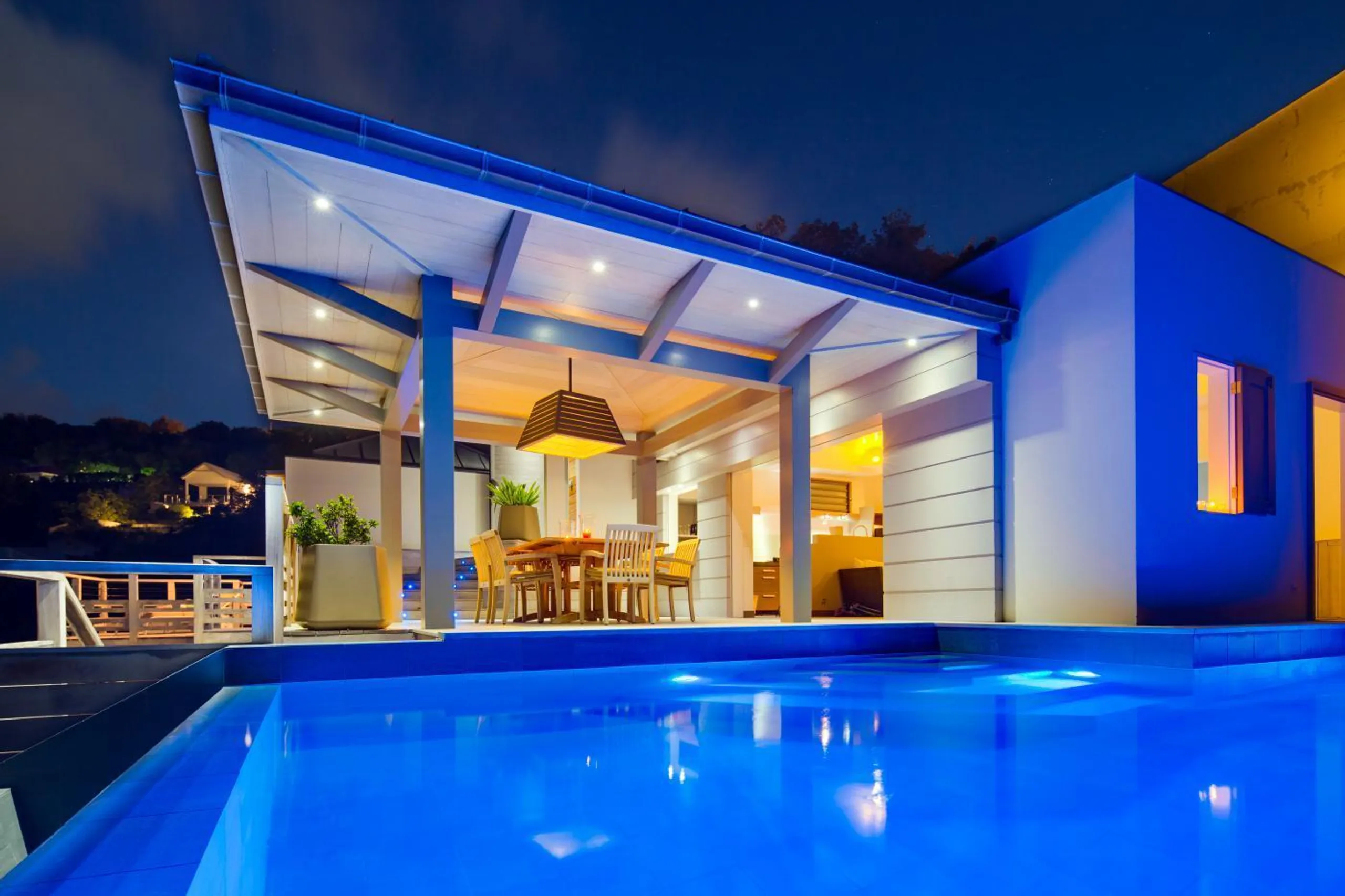 Gleaming Seaview Villa with Infinity Pool and Luxury Patio Lounge — photograph 12