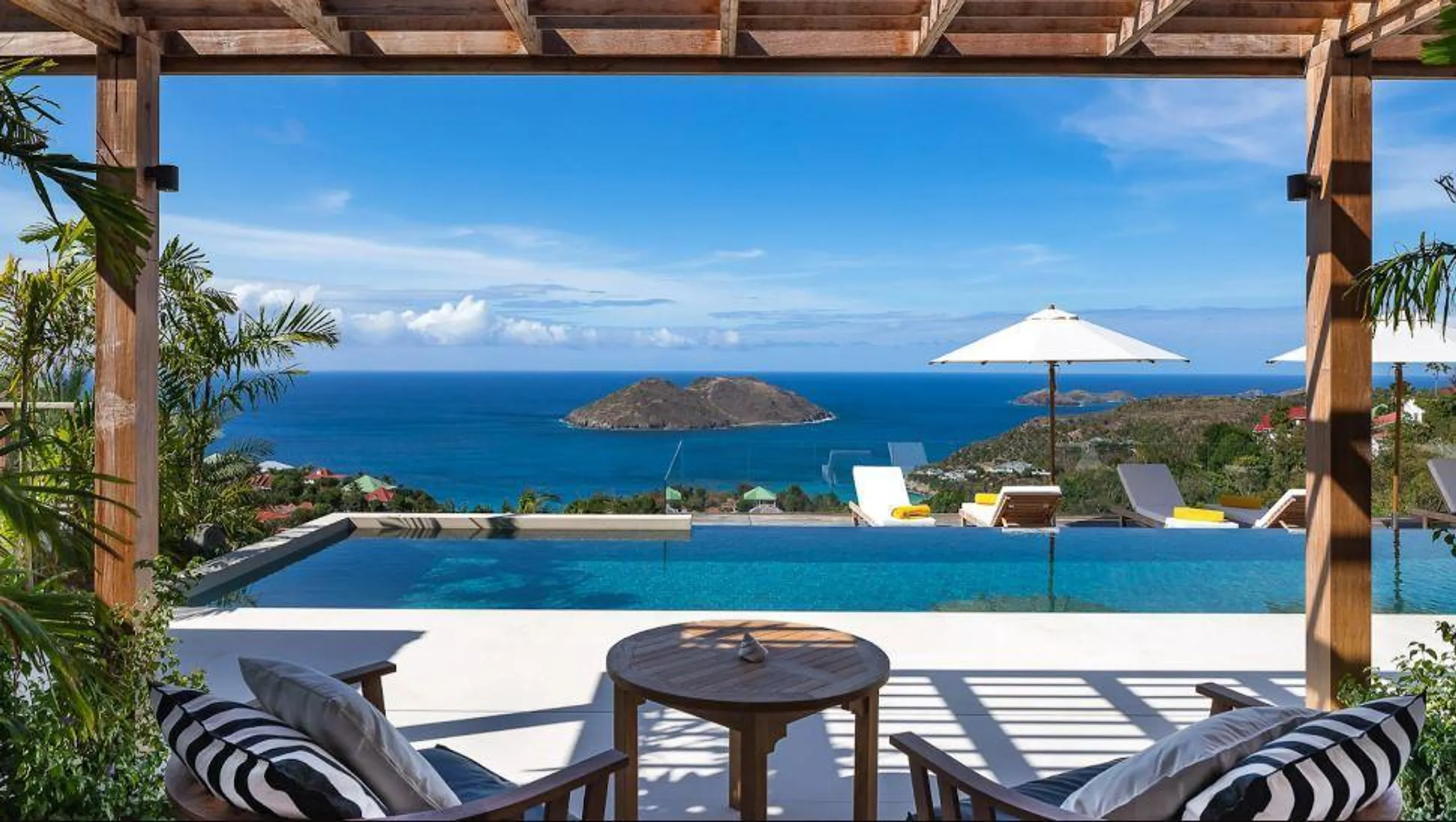 Elegant Oasis Villa with Gorgeous Pool and Stunning Views — photograph 6