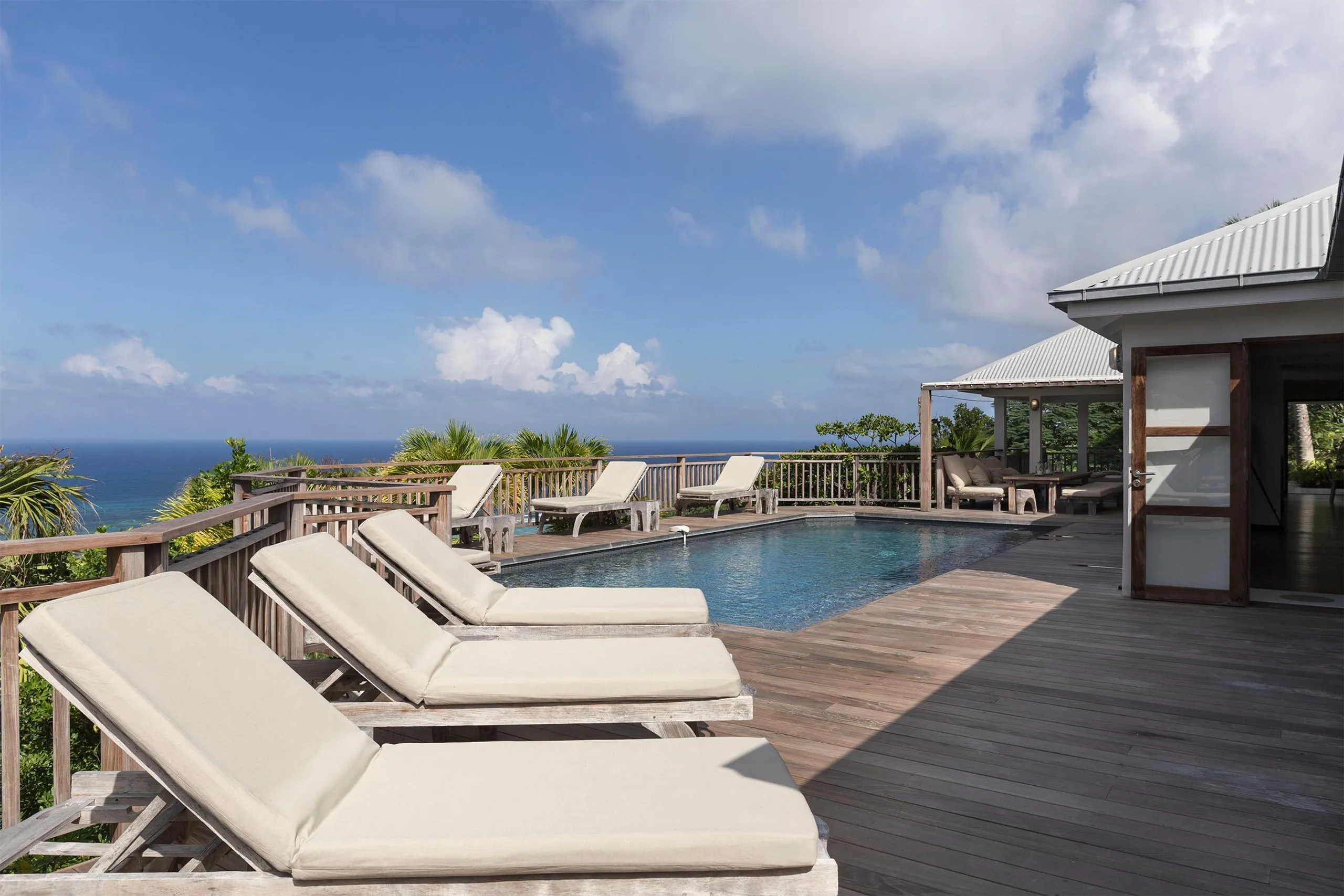 Stylish Seaside Villa with Private Pool and Gourmet Kitchen — photograph 5