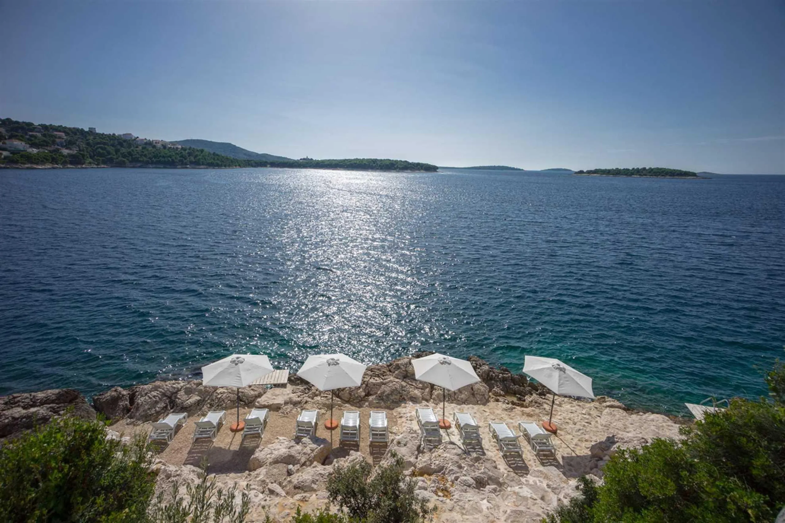 Elegant 3-Bedroom Villa in Primošten with Indoor Pool and Sea Views — photograph 4
