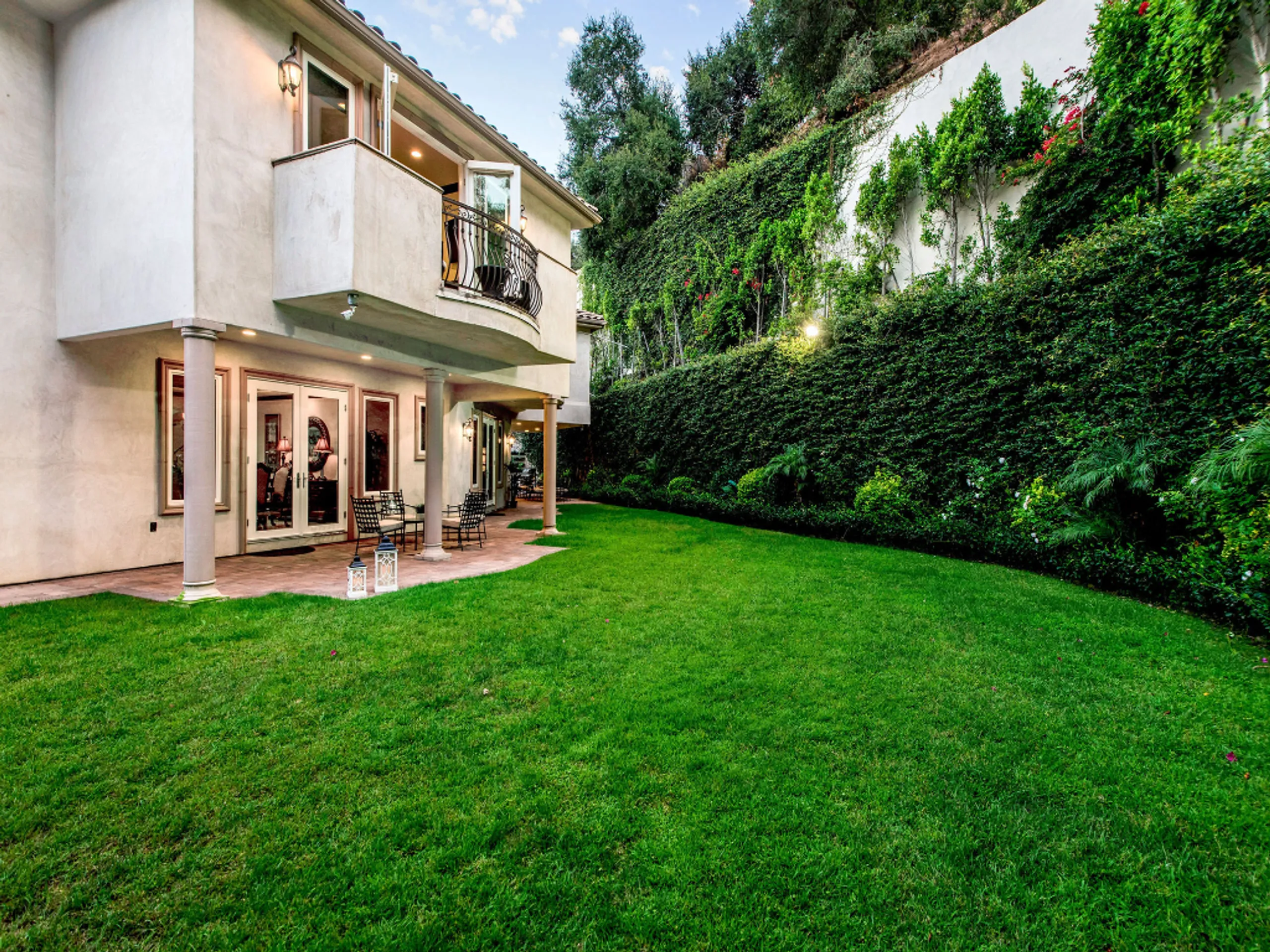 Classic Beverly Hills Estate with Amazing Amenities — photograph 8