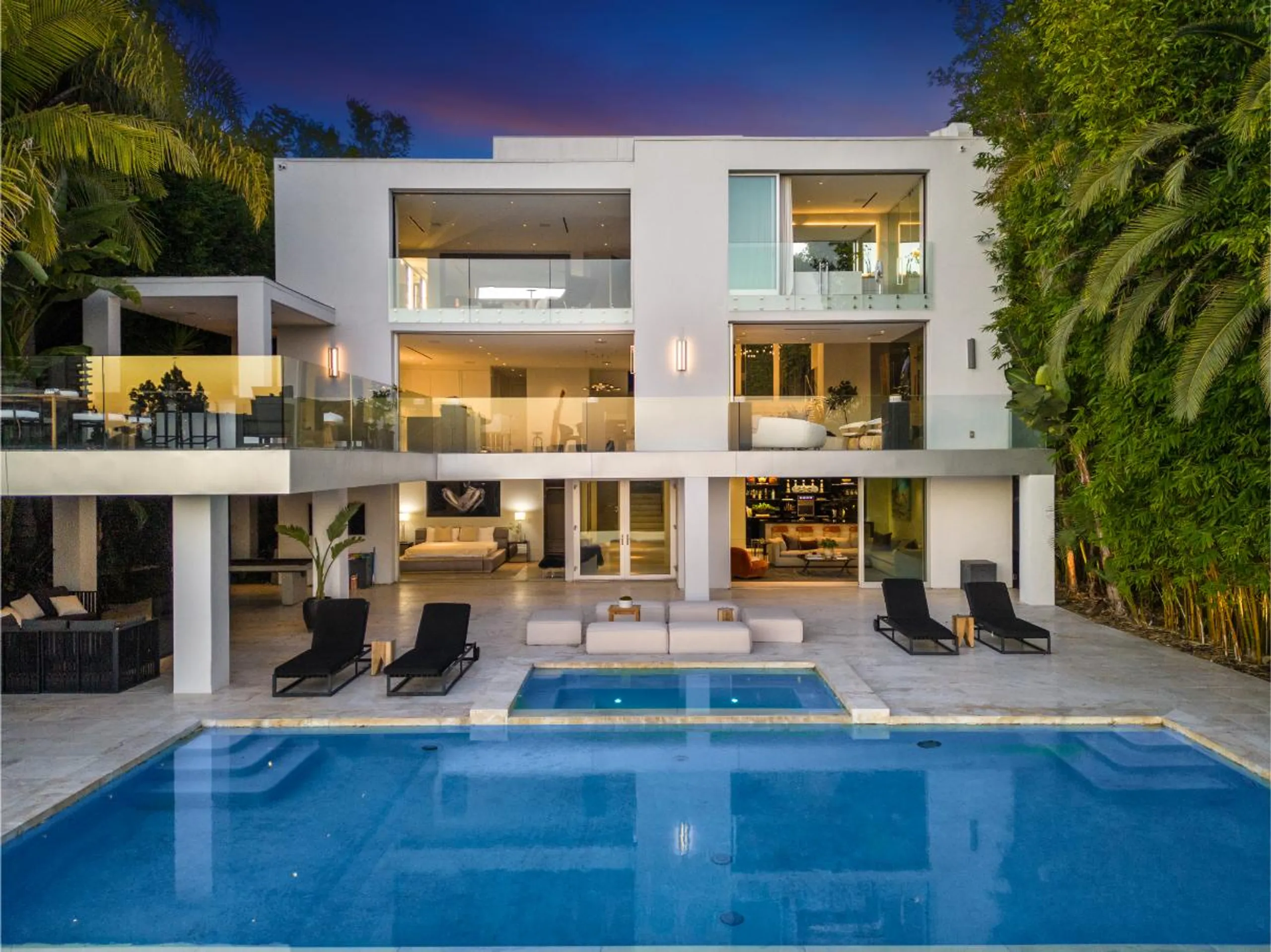 Contemporary Architectural Modern Estate with Infinity Pool and City Views — photograph 5