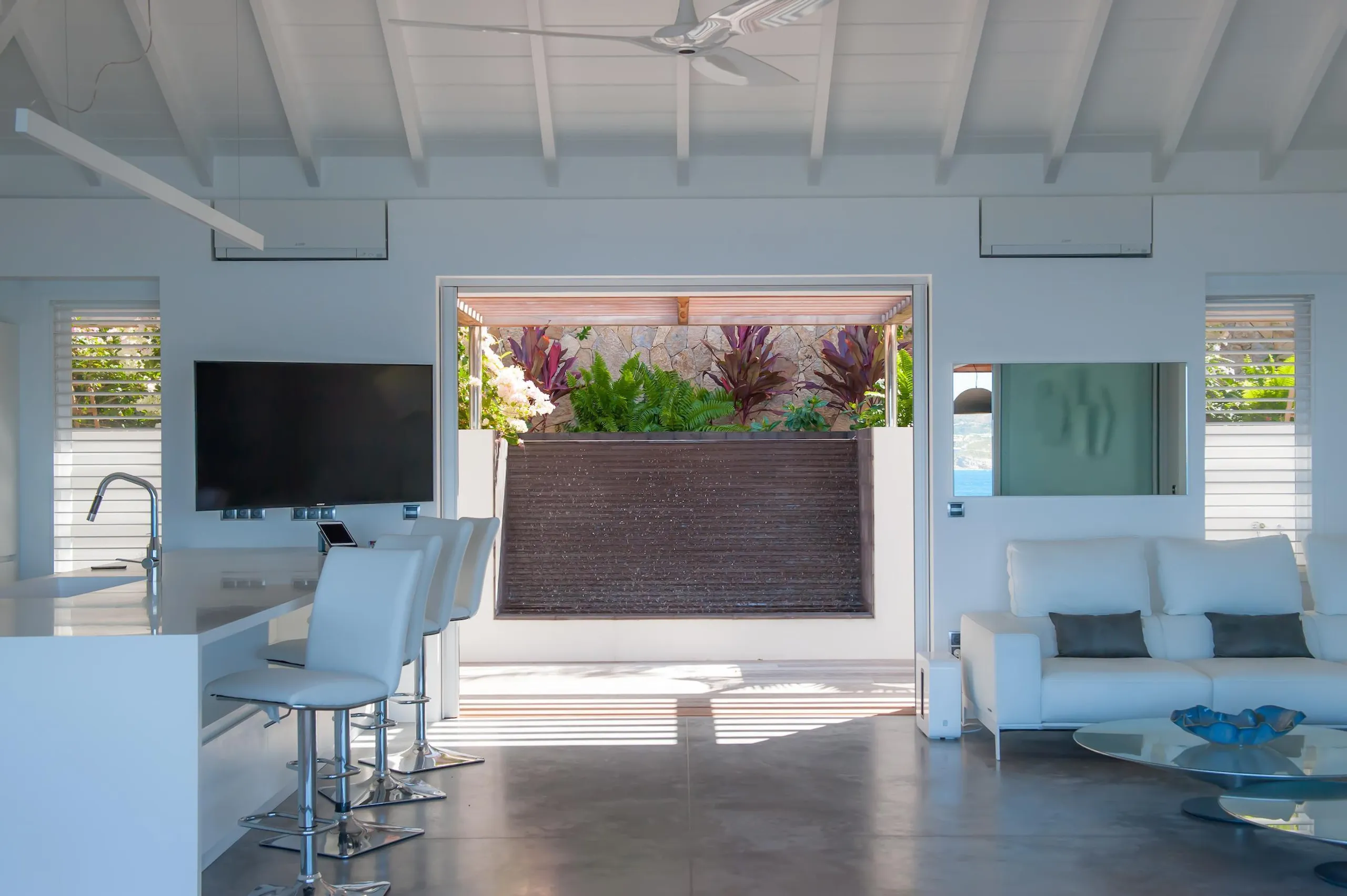 Glamorous Oceanside Villa with Infinity Pool and Zen Garden — photograph 11