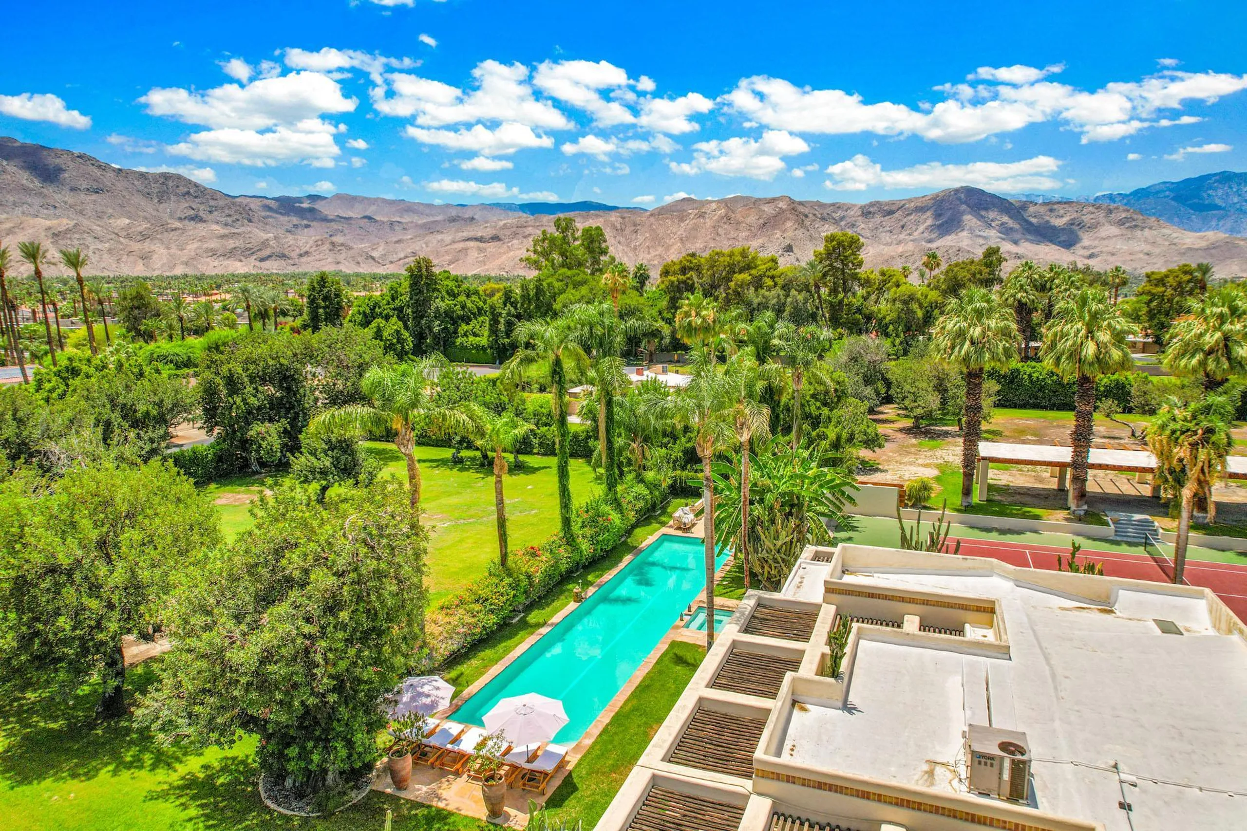 Perfection Estate with Private Pool, Tennis Court, and Golfing Green — photograph 11