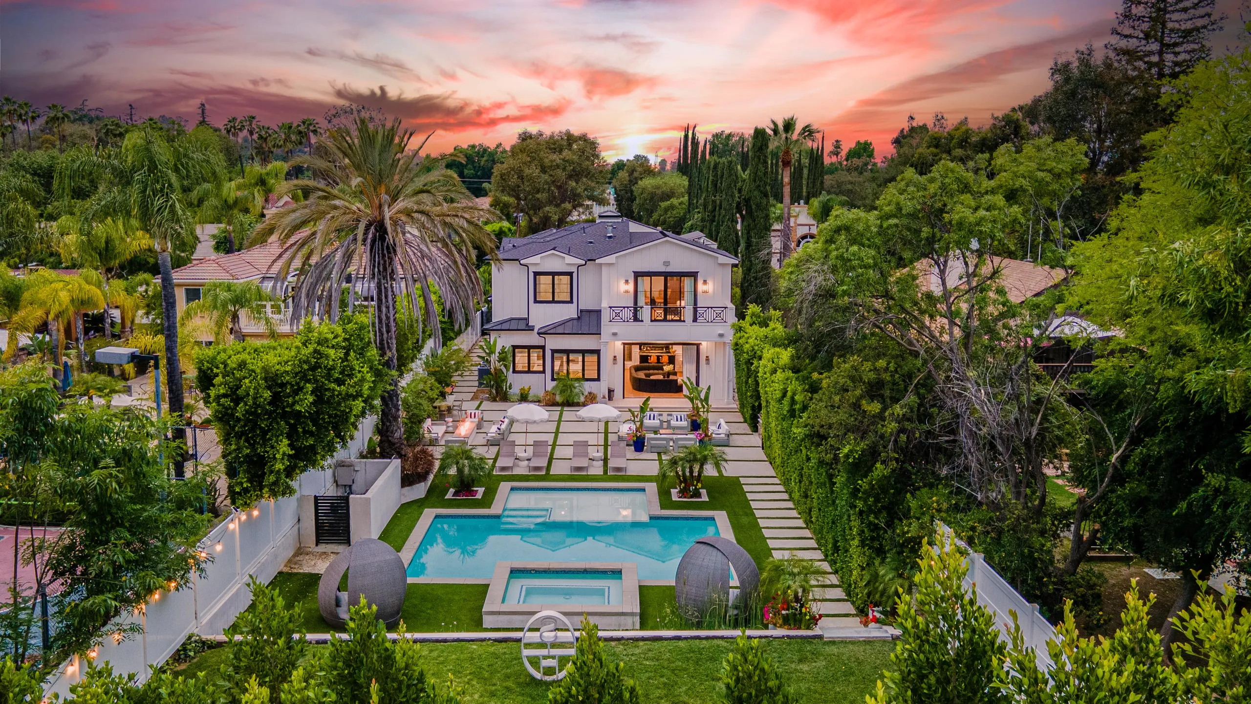 Exclusive Tarzana Haven with Private Pool, Spa and Stone Fireplace — photograph 3