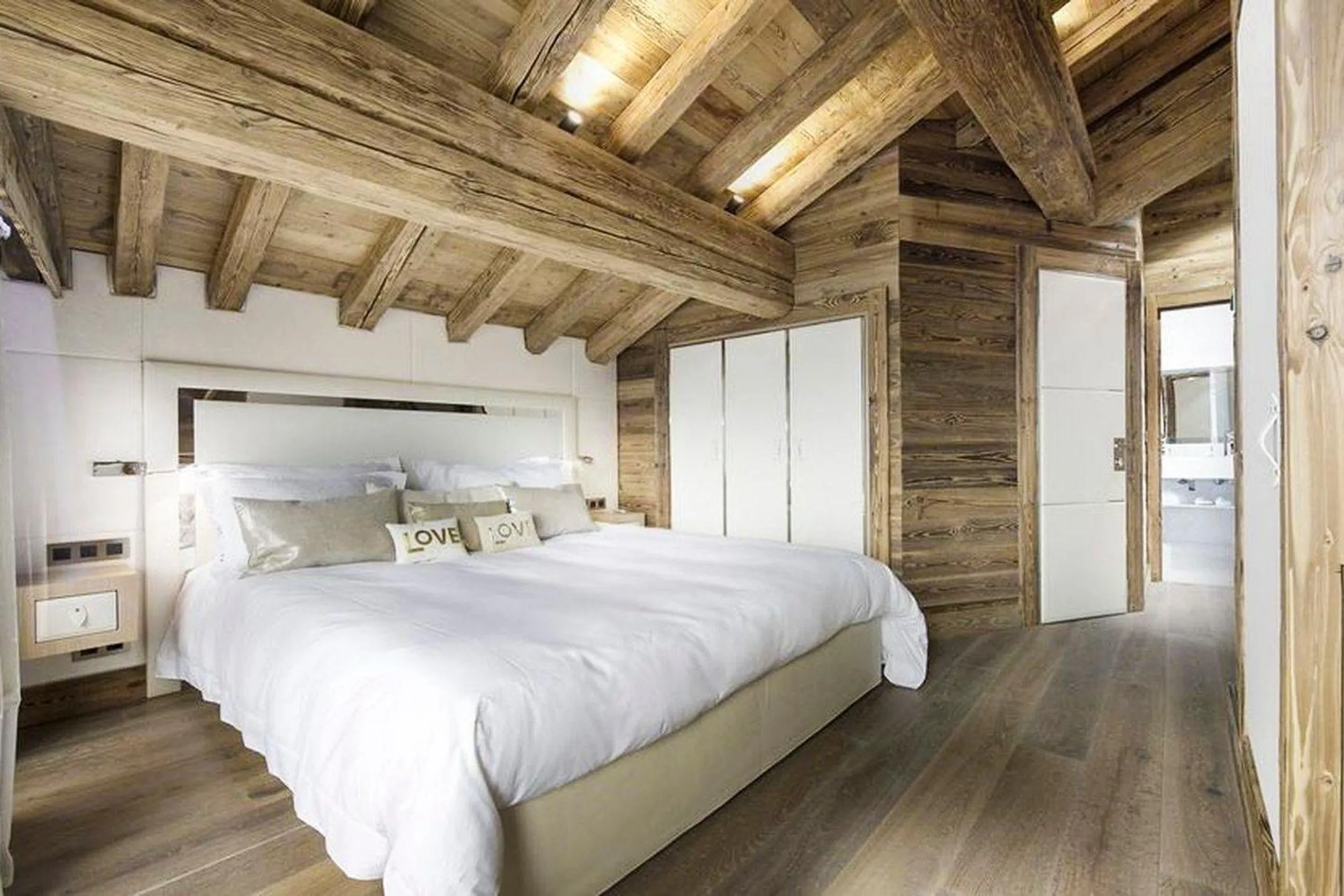 Radiant Alpine Villa with Private Pool and Breath-taking Mountain Views — photograph 11