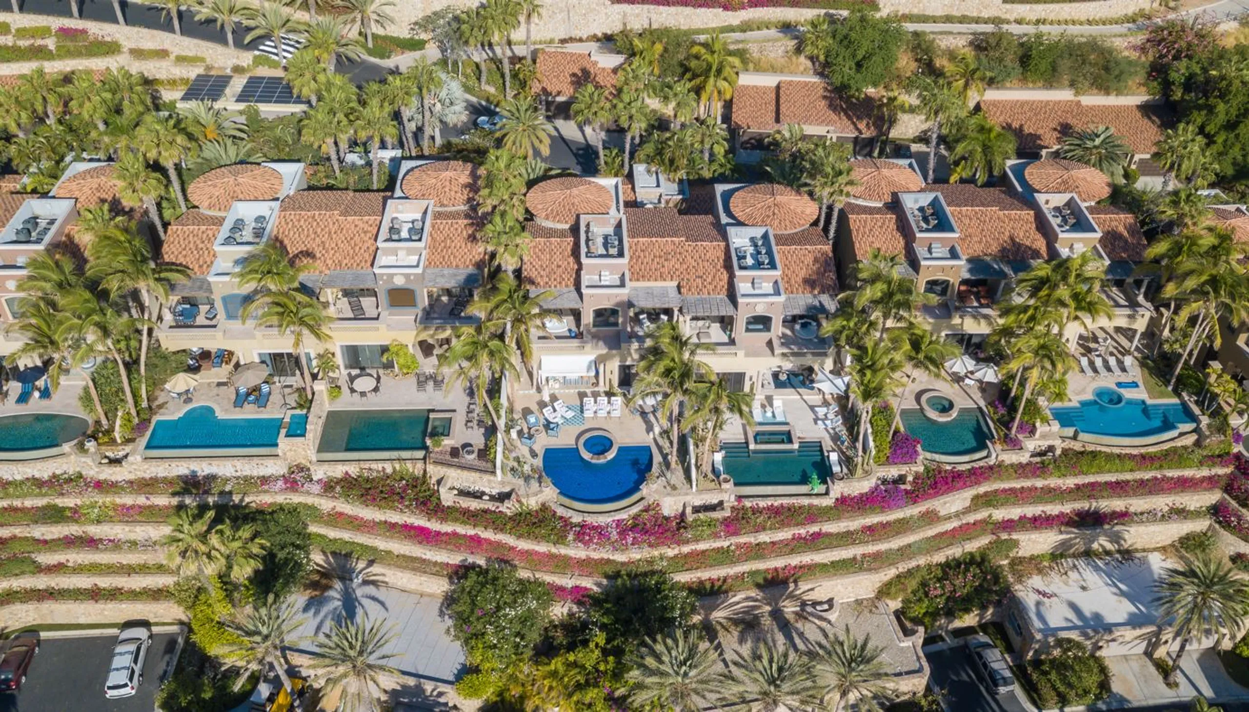 Lavish  5-Bedroom Villa with Infinity Pool, Jacuzzi, Resort Access and Sea Views — photograph 8