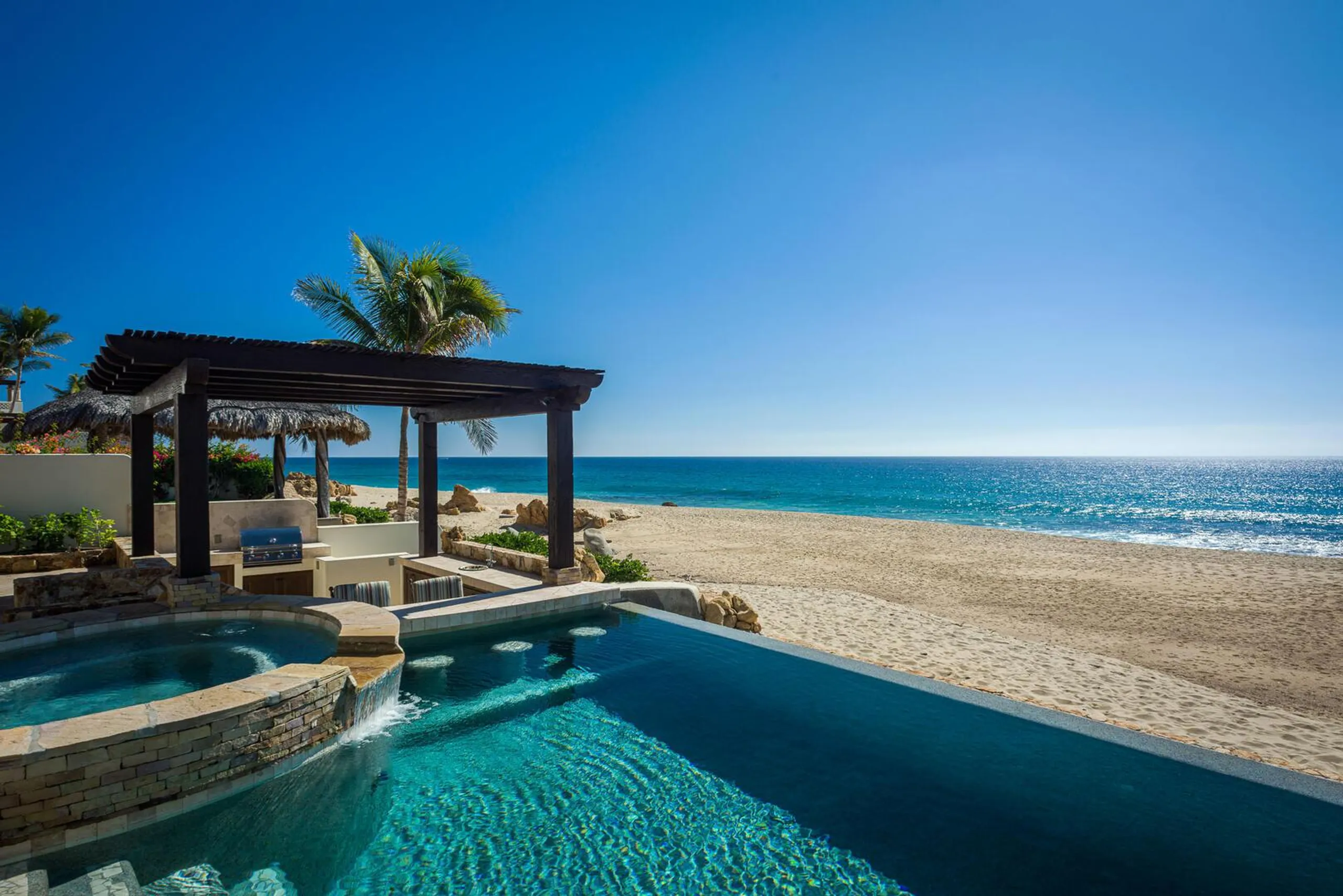 Tranquil 4 Bedroom Villa with Private Swimming Pool and Ocean Views — photograph 3