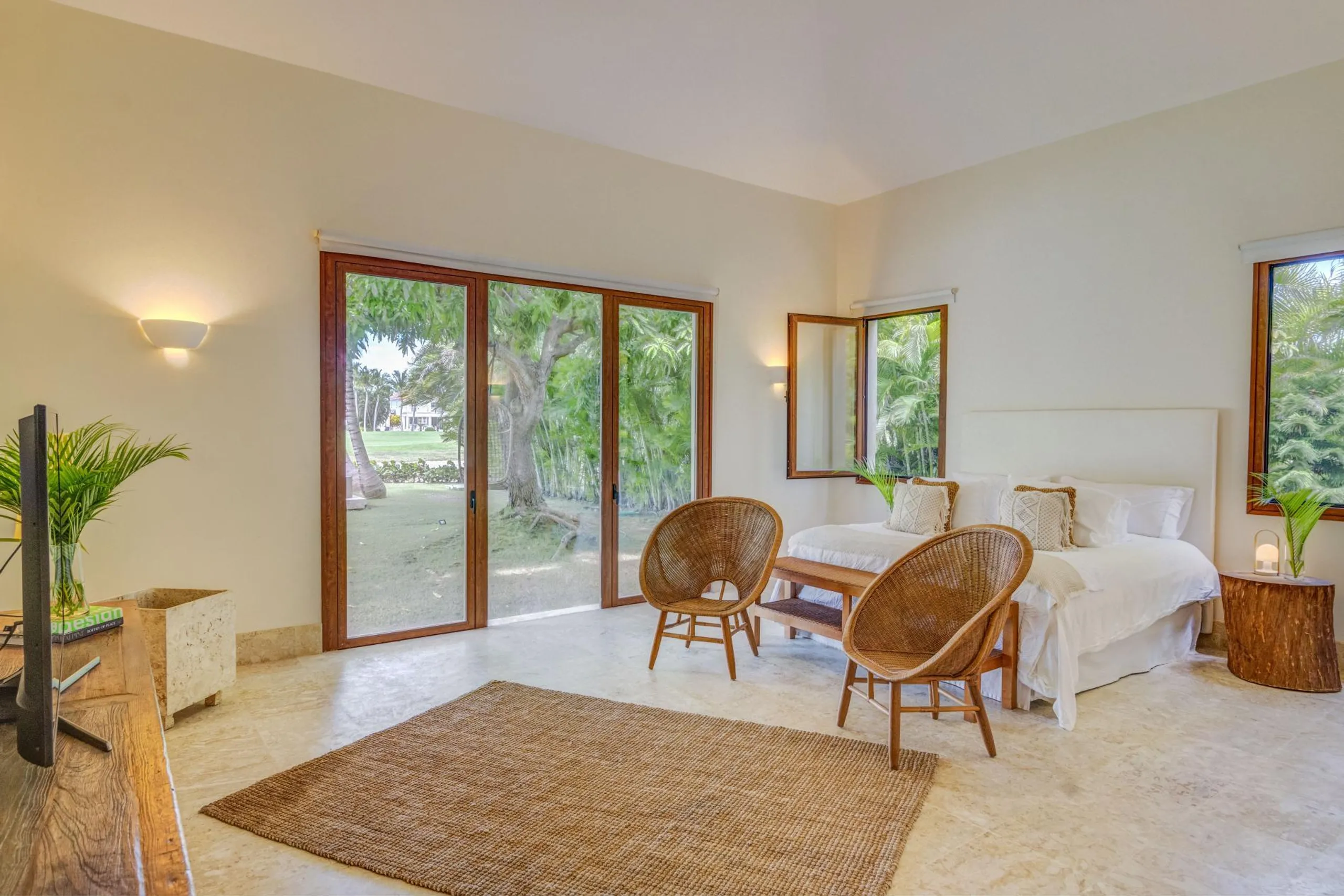 Sophisticated Colonial Villa with Stunning Golf Course Views and Modern Comforts — photograph 7
