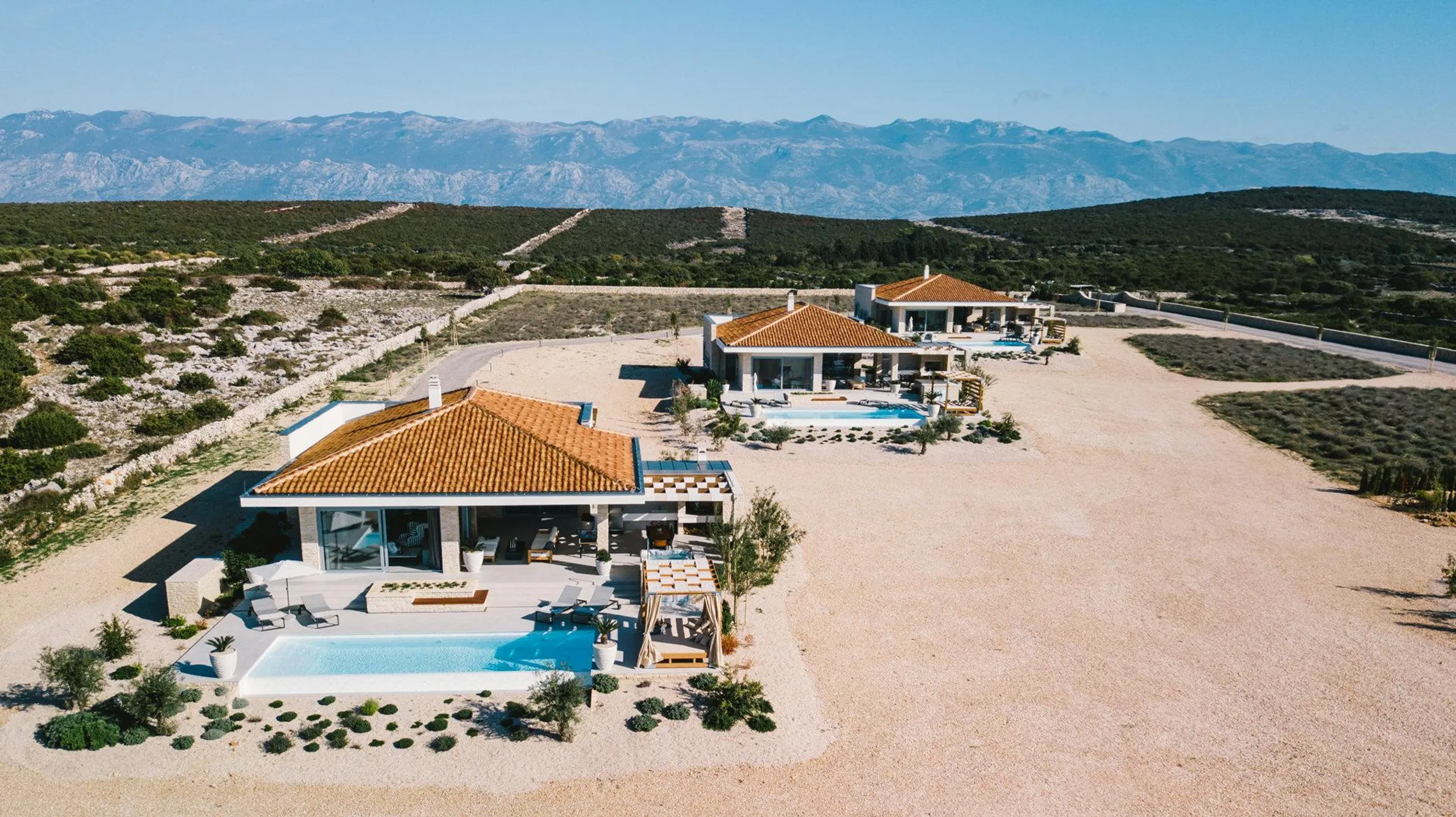 Exquisite Two-Story Villa with Infinity Pool, Jacuzzi and Spectacular Sea Views — photograph 4