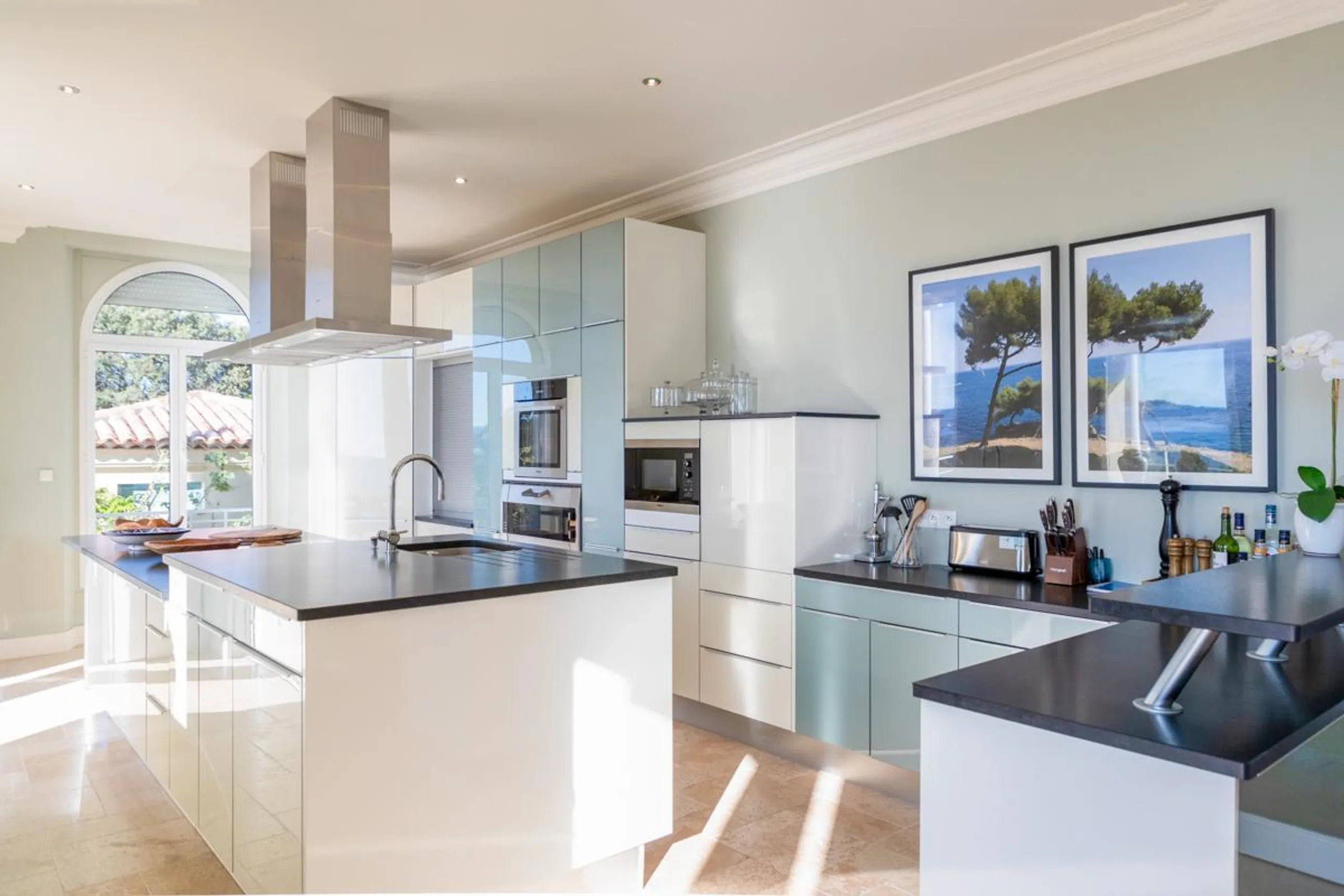Elegantly Appointed 9-Bedroom Villa Expansive Gardens, Infinity Pool & Stunning Sea Views — photograph 9