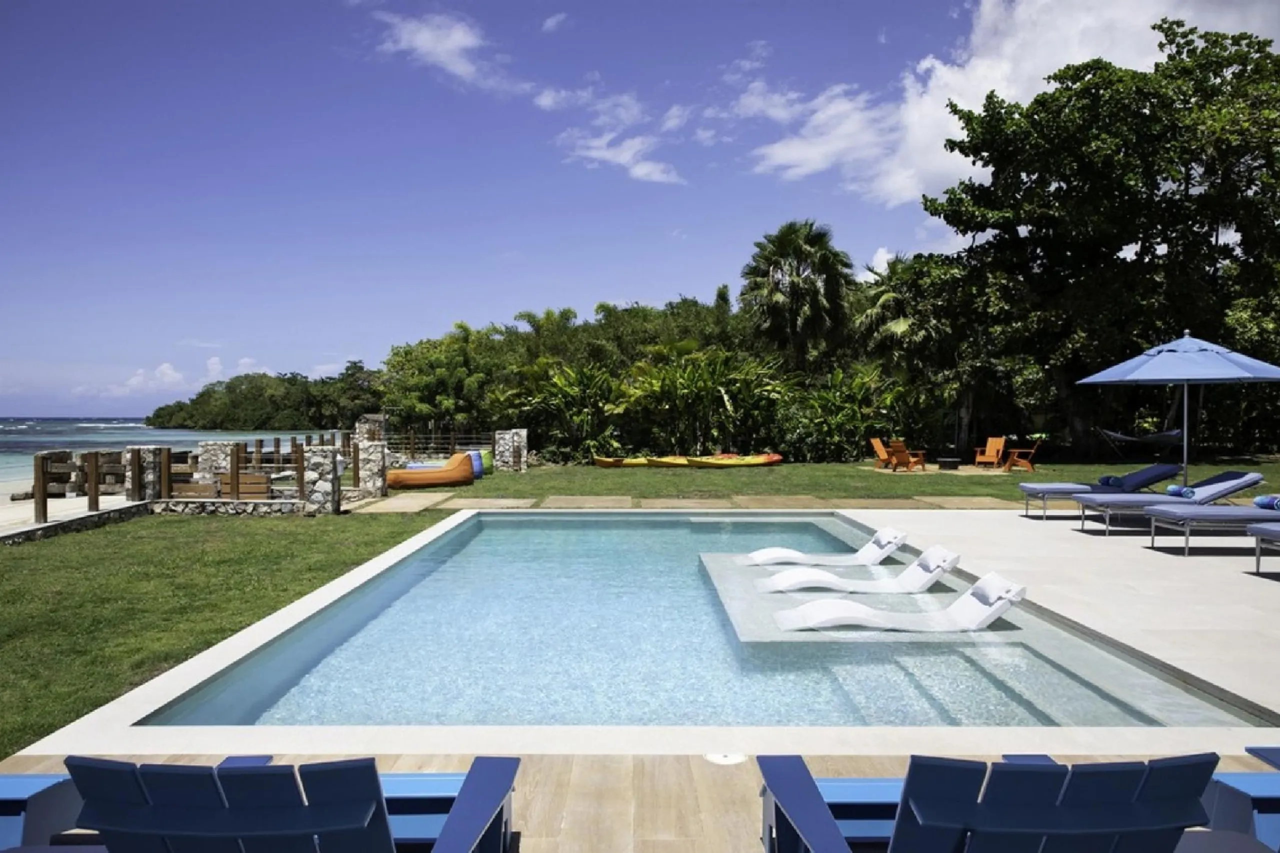 Contemporary Beachfront Villa with Secluded White Sand Beach — photograph 5