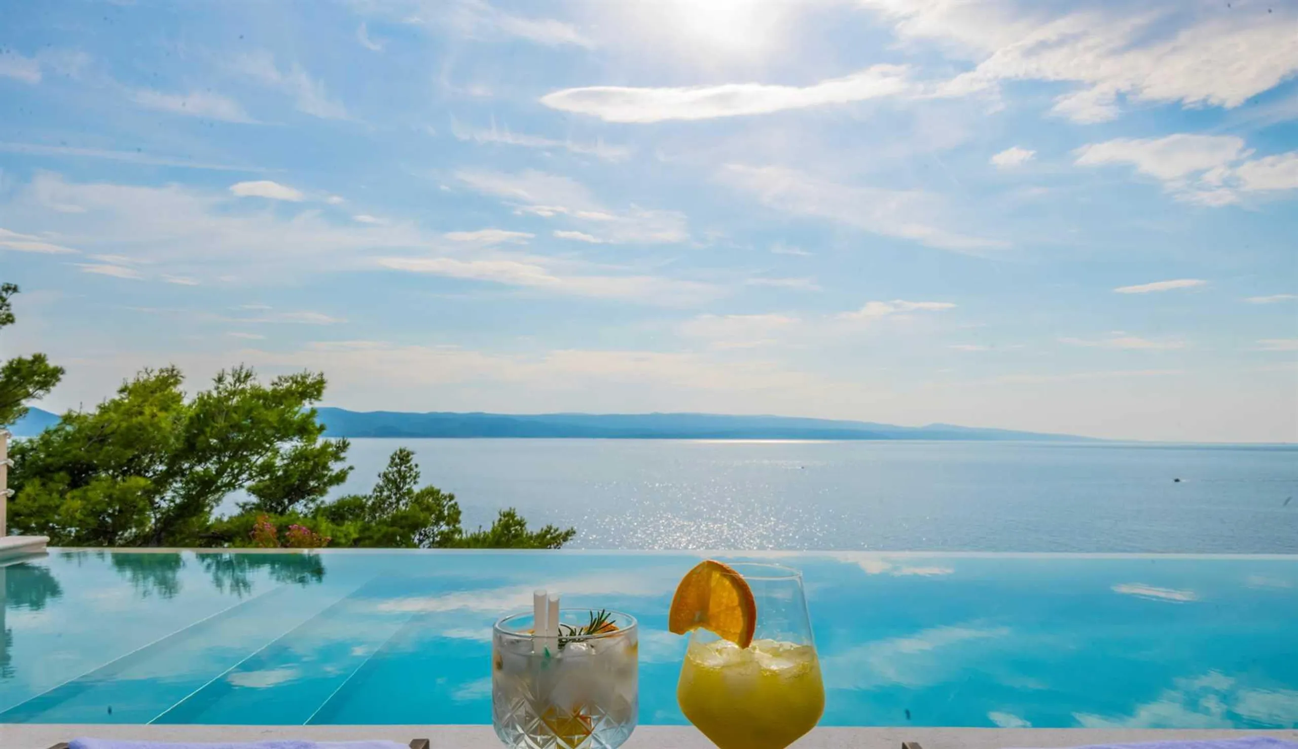 Luxurious Beachfront Villa with Infinity Pool and Elevator — photograph 9