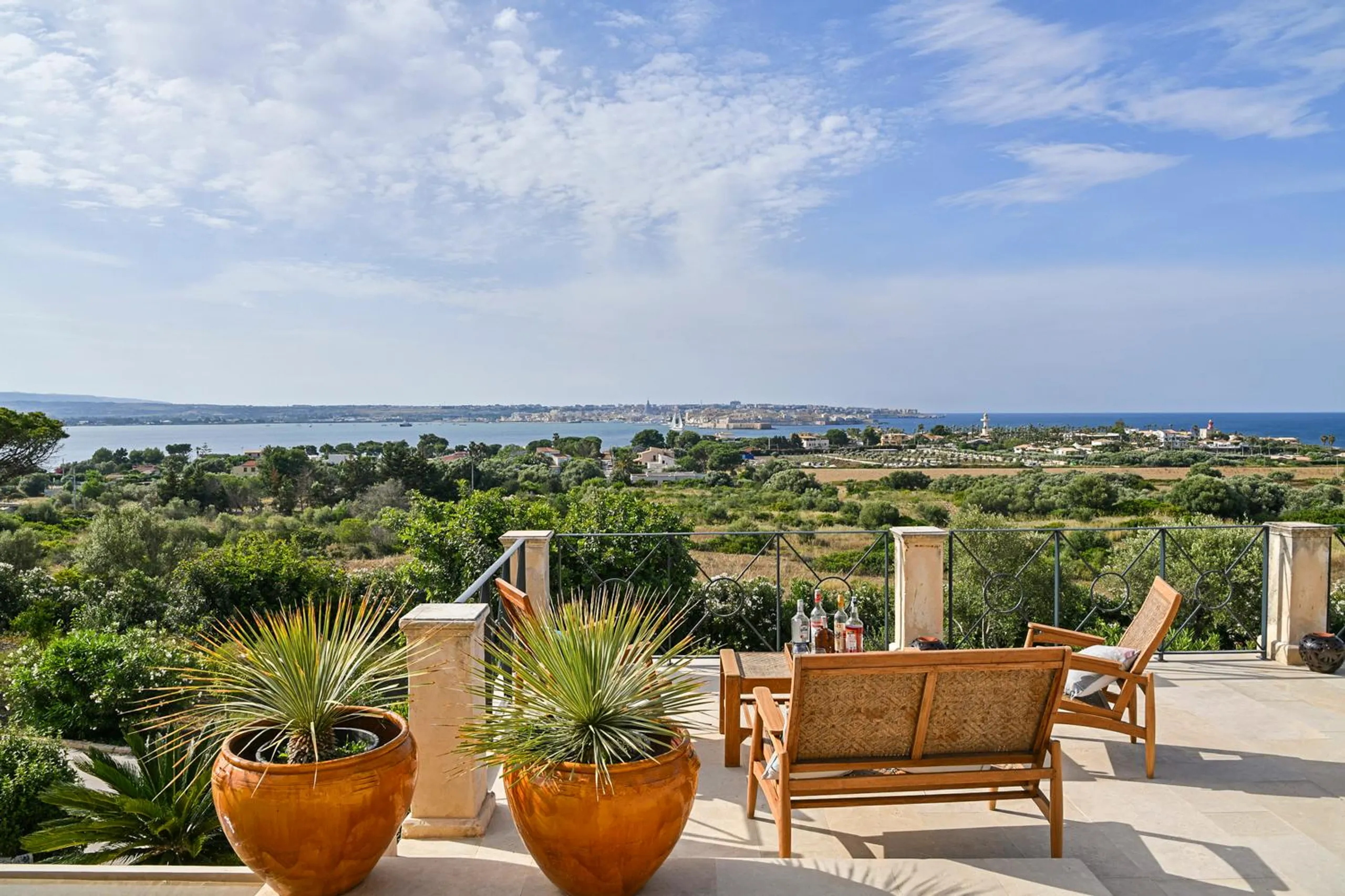 Chic Sicilian Villa with Private Infinity Pool and Scenic Terraces — photograph 6