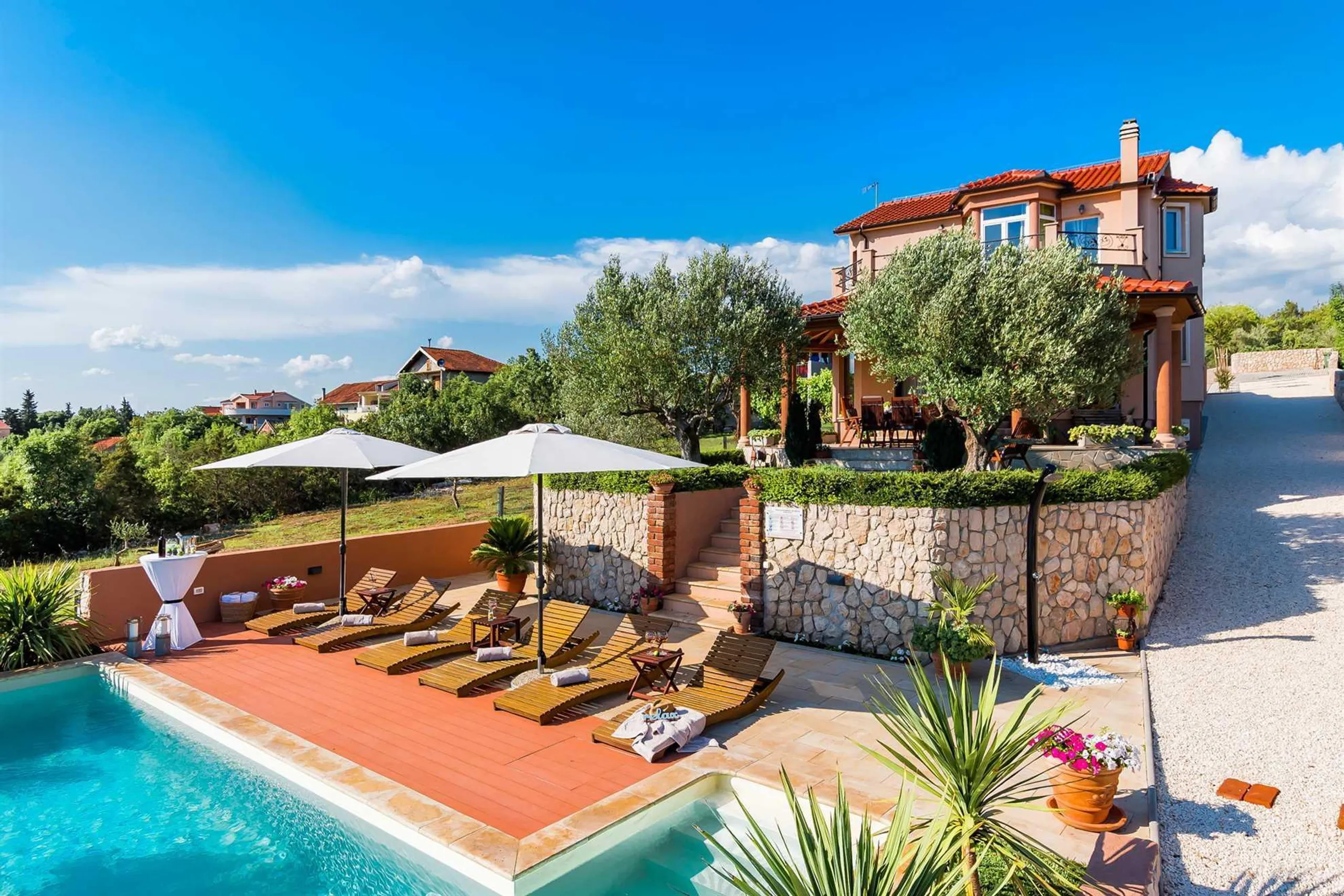 Majestic Four-Bedroom Villa with Private Pool and and Spectacular Views — photograph 6