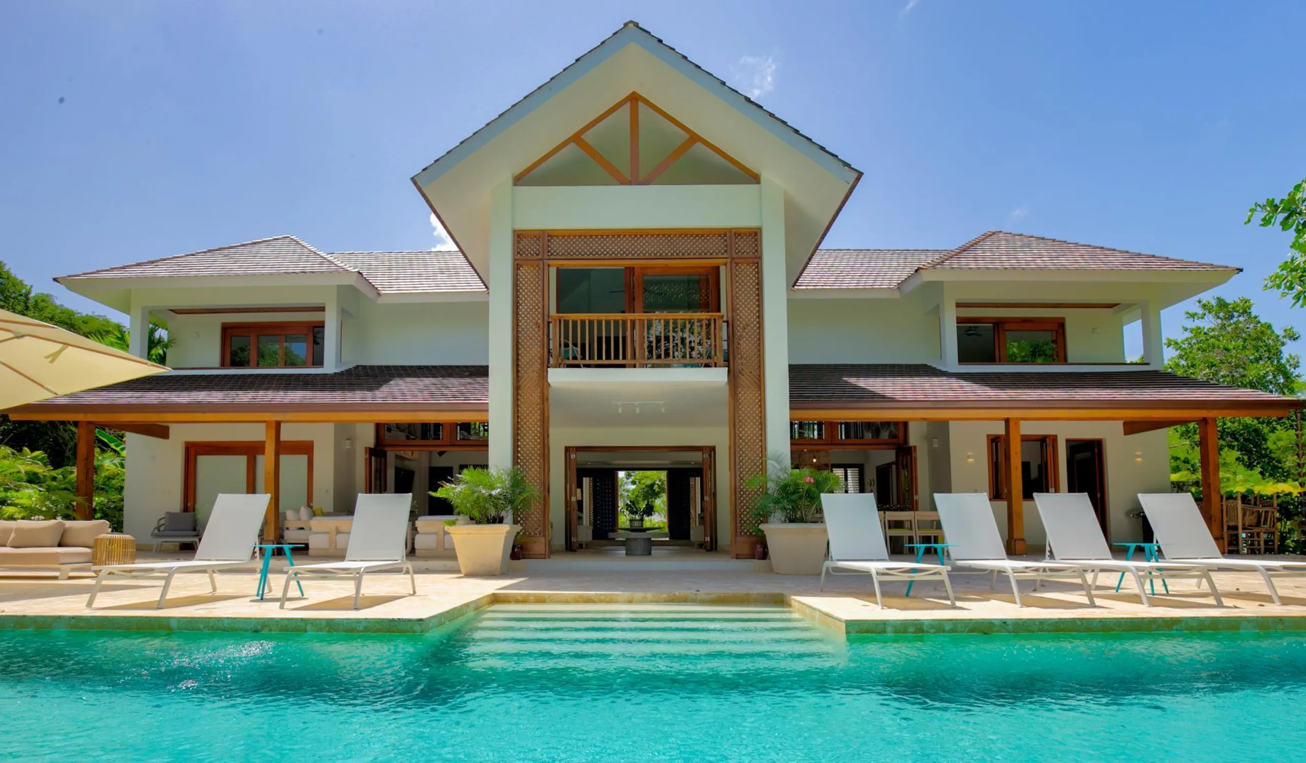 Idyllic Villa with Private Pool Surrounded by Golf Courses and Lush Green Meadows — photograph 3