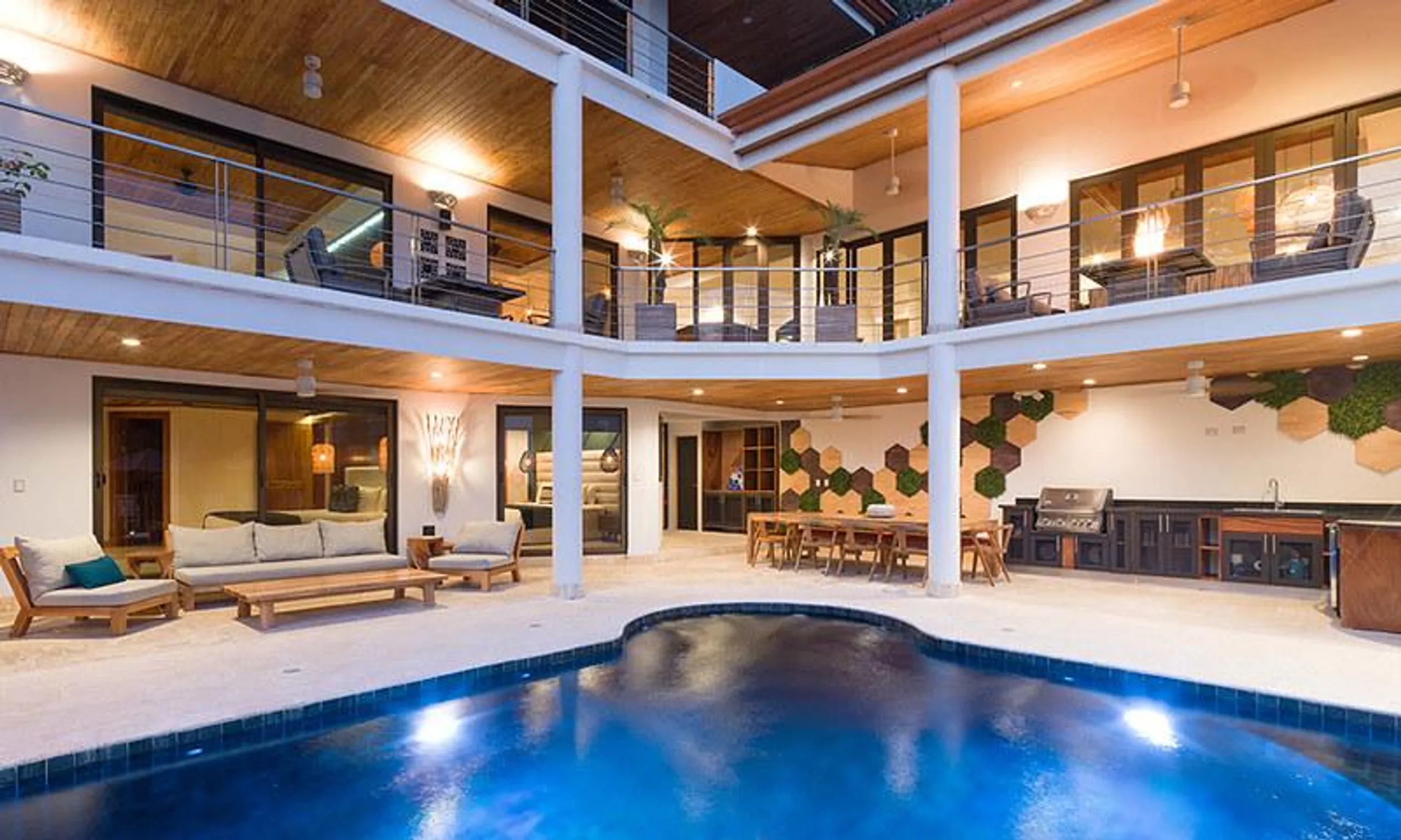Luxurious Seven-Bedroom Villa in Manuel Antonio with Private Pool and Rainforest Surroundings — photograph 2