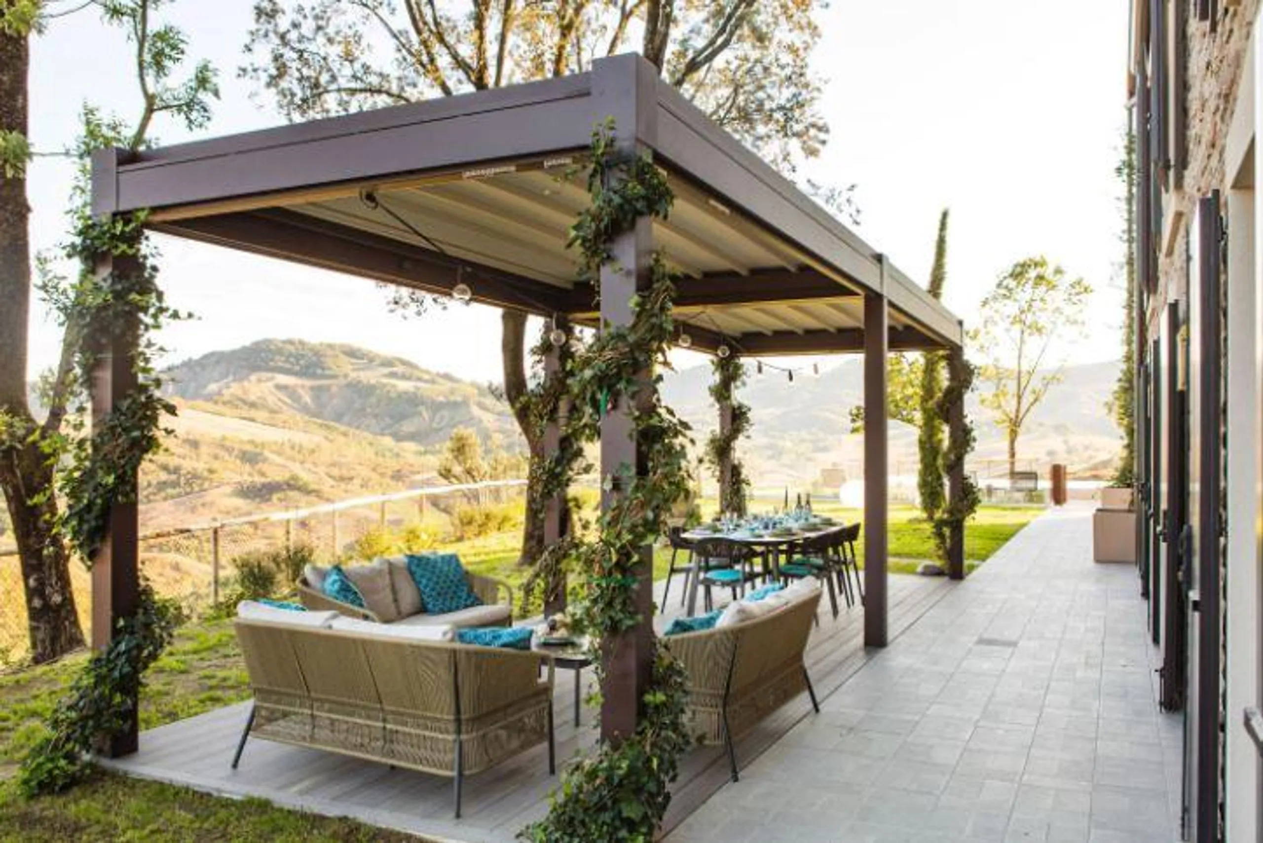 Classic Italian Luxury Estate with Private Pool and Stunning Gully Views — photograph 3