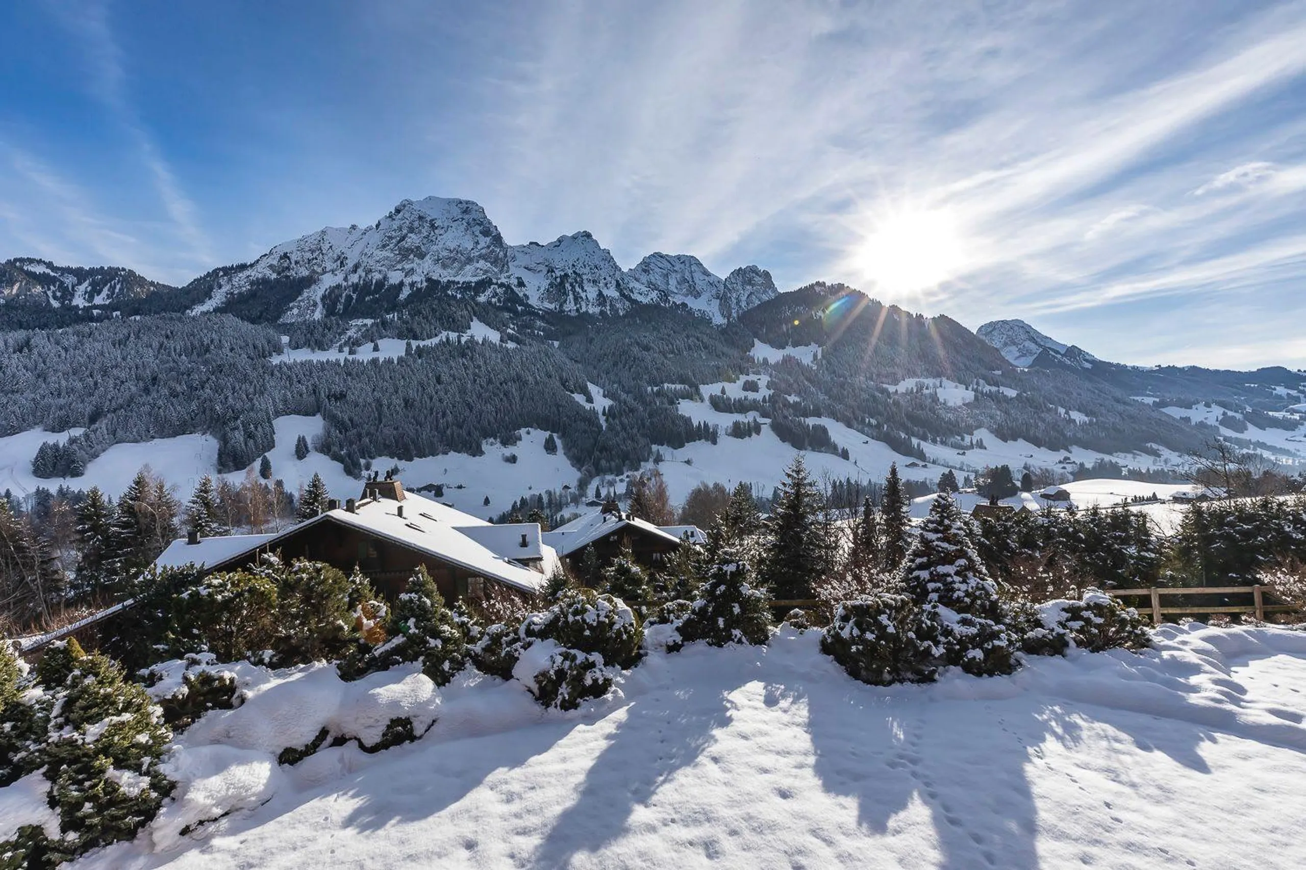 Elegant Alpine Retreat with Panoramic Views — photograph 4