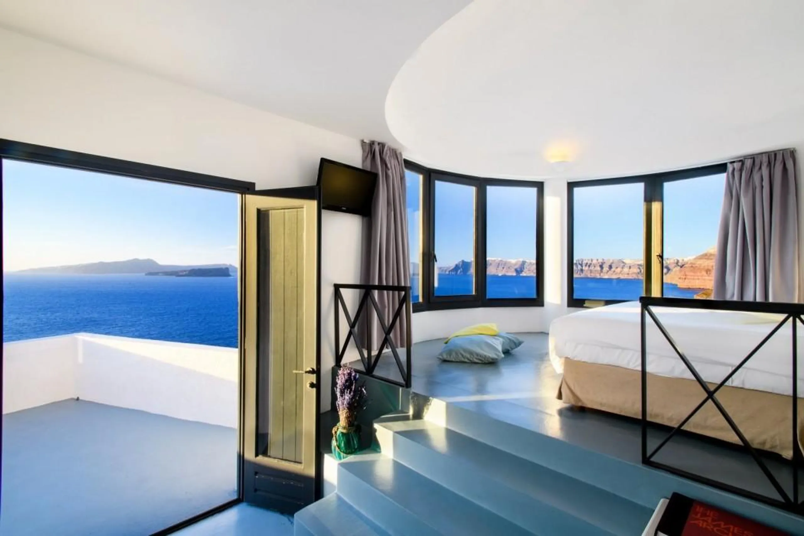 Lavish Haven with Majestic Seascapes and Deluxe Pool Retreat — photograph 3