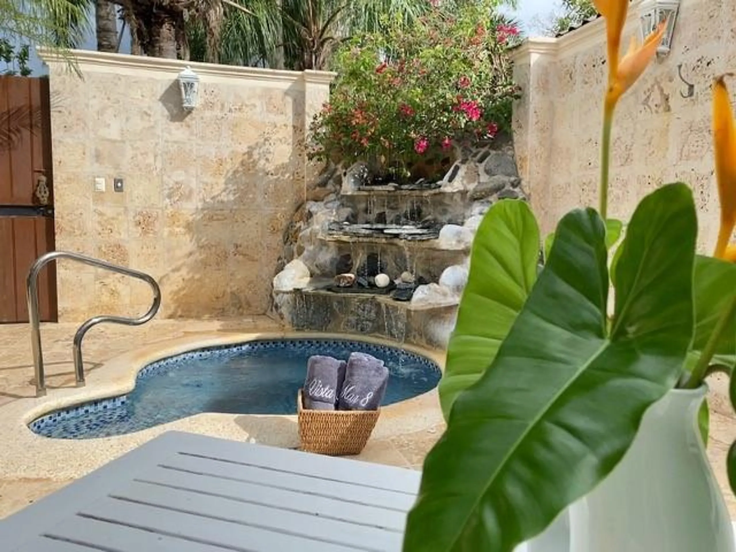 Prestigious Paradise Estate with Private Pool and Hot Tub — photograph 3